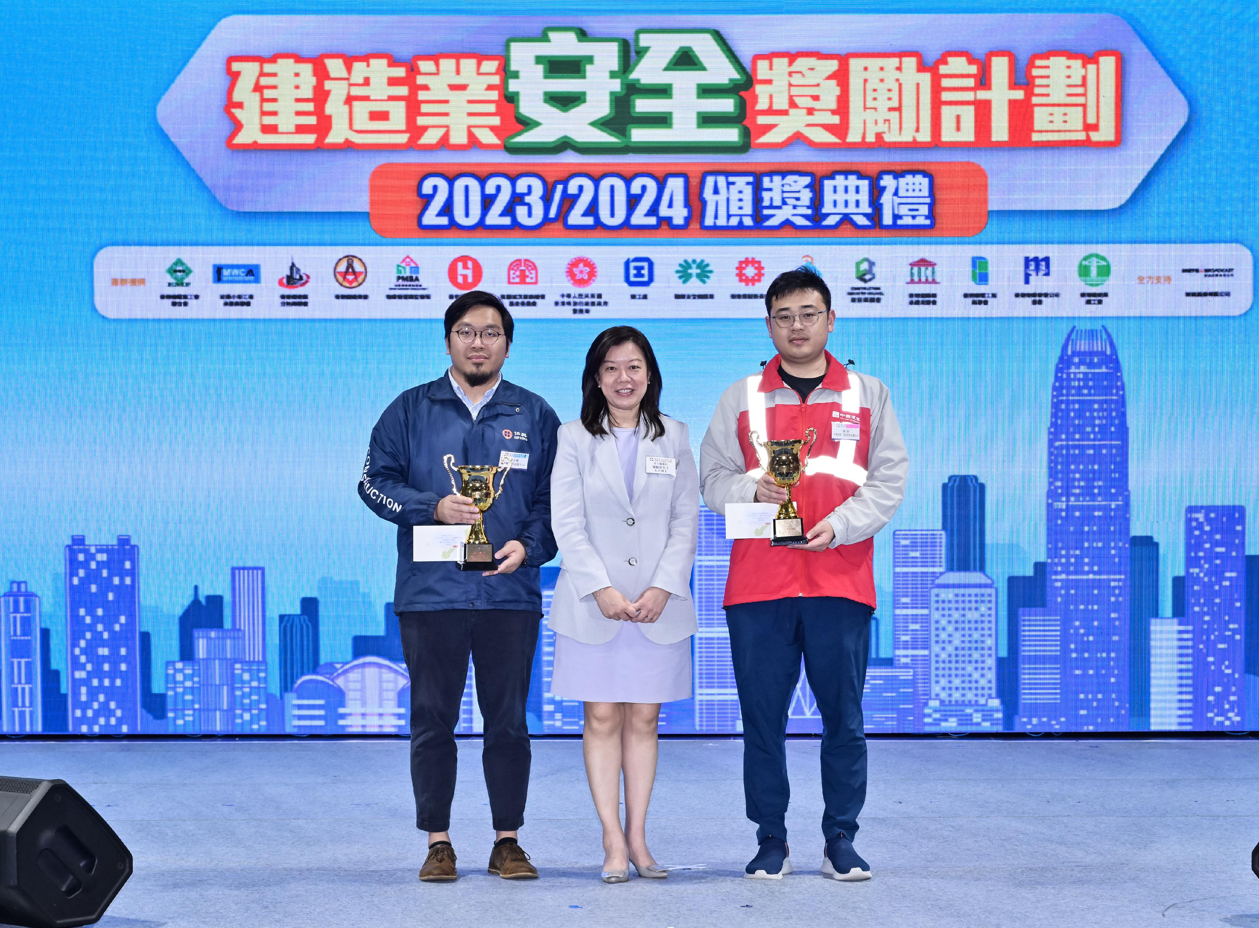 The Labour Department held the Award Presentation Ceremony cum Fun Day of the Construction Industry Safety Award Scheme today (April 28). Photo shows the Commissioner for Labour, Ms May Chan (centre), poses for a photo with the awardees.
