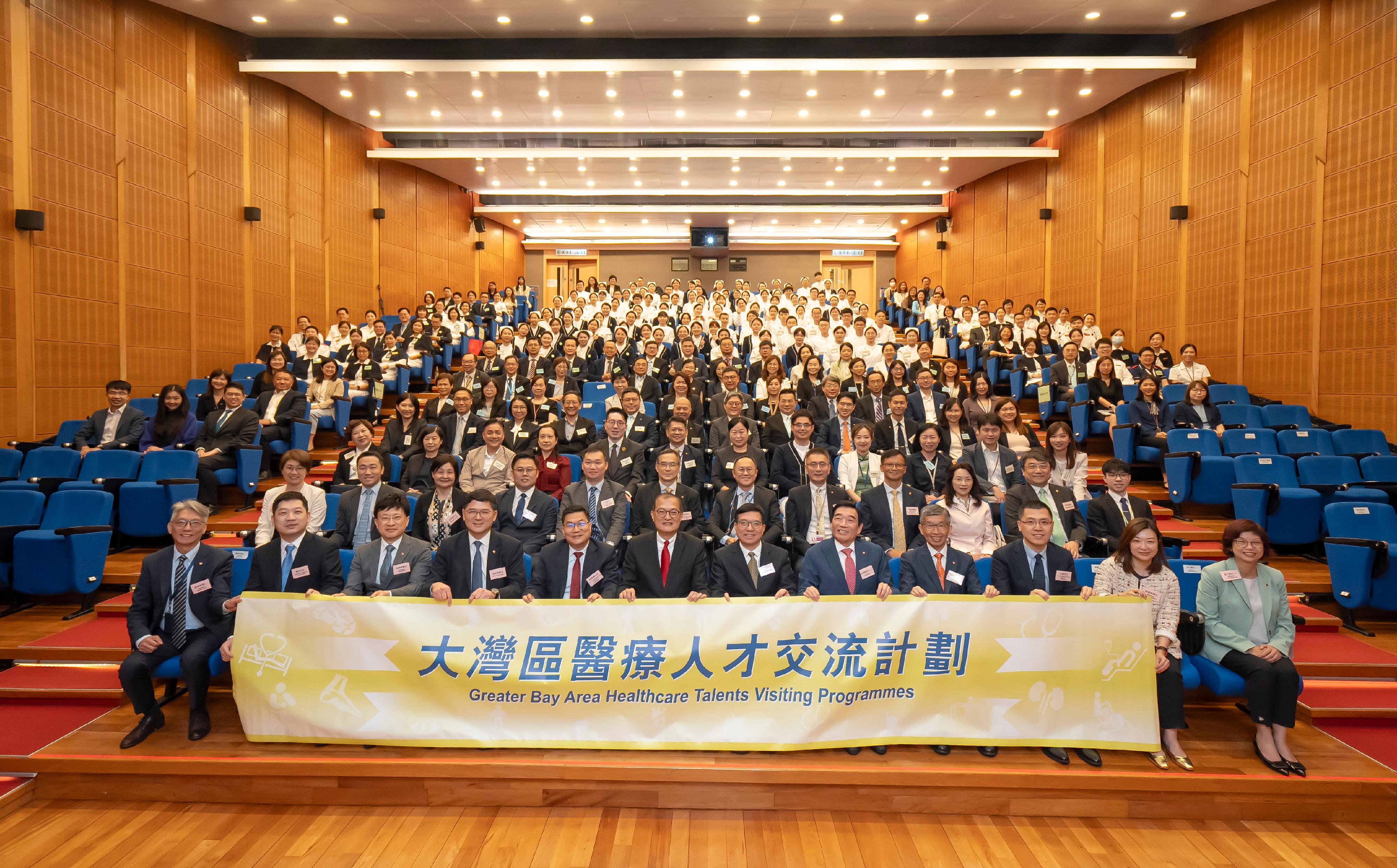 The Hospital Authority (HA) today (April 29) hosted a welcome ceremony to greet more than 100 Guangdong healthcare professionals, who came to Hong Kong for the Greater Bay Area Healthcare Talents Visiting Programmes. Photo shows The Secretary for Health, Professor Lo Chung-mau (Front row sixth left), Deputy Director-General of the Health Commission of Guangdong Province, Mr Deng Linfeng (Front row sixth right);Deputy Director-General of the Co-ordination Department of the Liaison Office of the Central People's Government in the Hong Kong Special Administrative Region, Mr Chen Zetao (Front row fifth left); the HA Chairman, Mr Henry Fan (Front row fifth right) and the HA Chief Executive, Dr Tony Ko (Front row forth left) attended the ceremony.


