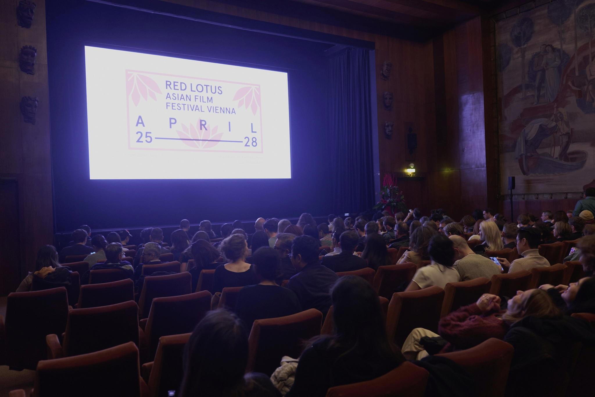 香港駐柏林經濟貿易辦事處支持第三屆Red Lotus亞洲電影節放映兩部香港電影。該電影節由四月二十五日至二十八日（維也納時間）在維也納舉行。圖示四月二十六日出席「香港環節」開幕放映會的觀眾。