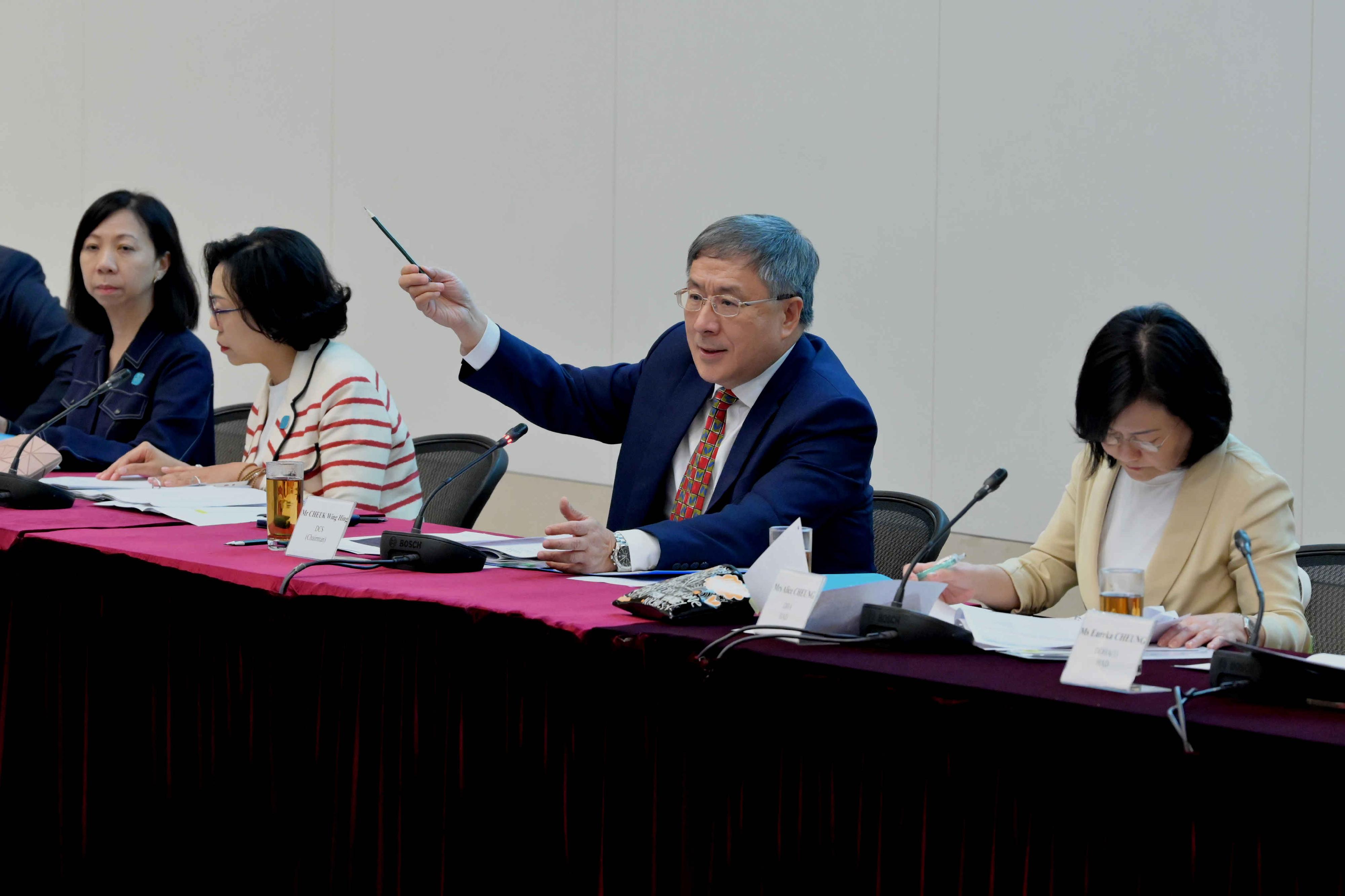 The Deputy Chief Secretary for Administration, Mr Cheuk Wing-hing (second right), urges departments to discharge good governance with various district initiatives of community interests to continuously enhance governance efficacy at the district level, at the fourth meeting of the Task Force on District Governance today (April 29).