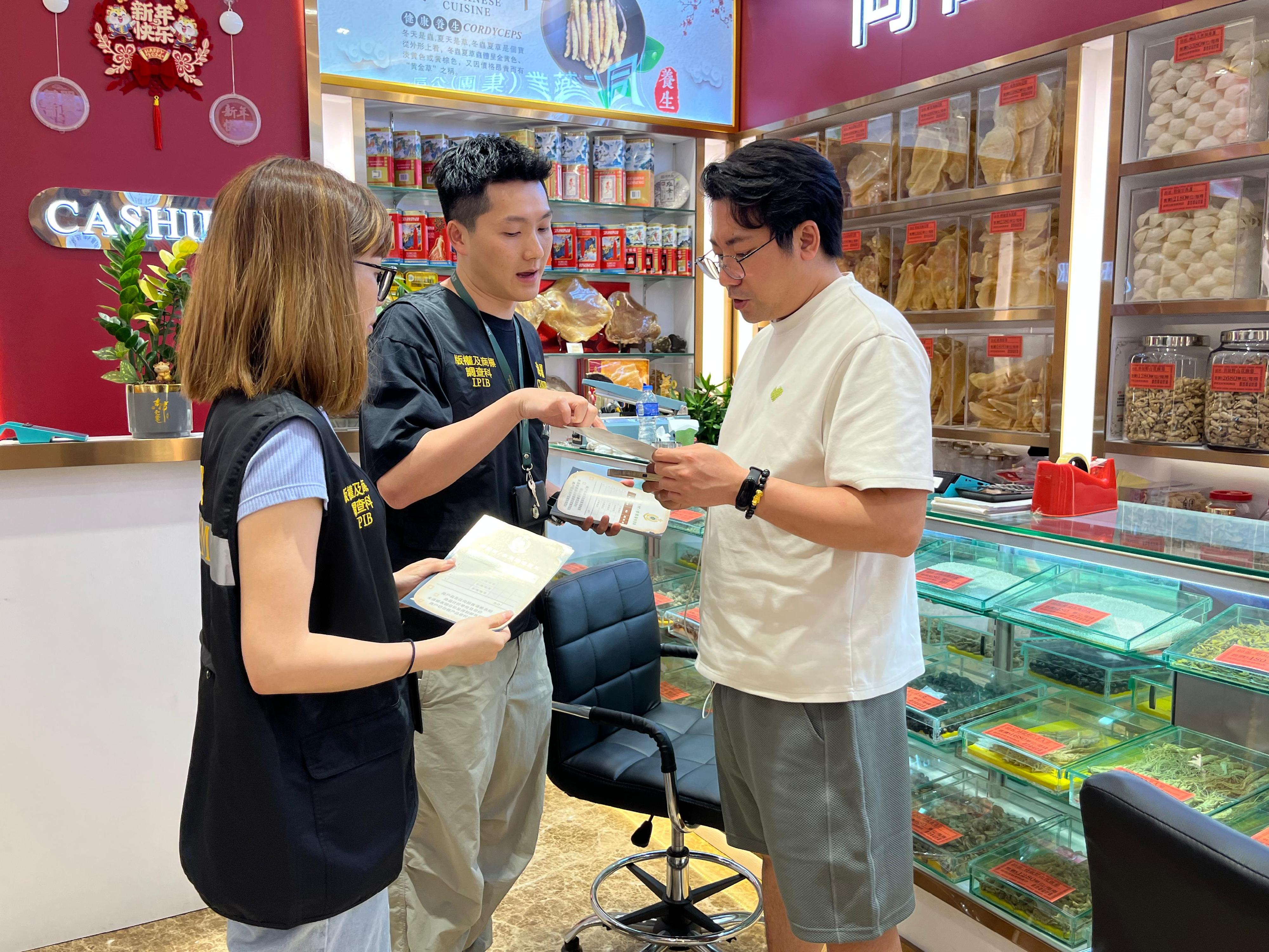 Hong Kong Customs has launched a special operation since April 27 to step up patrols during the Labour Day Golden Week of the Mainland at popular shopping spots in various districts and to remind traders to comply with the requirements of the Trade Descriptions Ordinance, with a view to safeguarding and promoting rights of local consumers and visitors. Photo shows Customs officers distributing pamphlets in Tsim Sha Tsui.