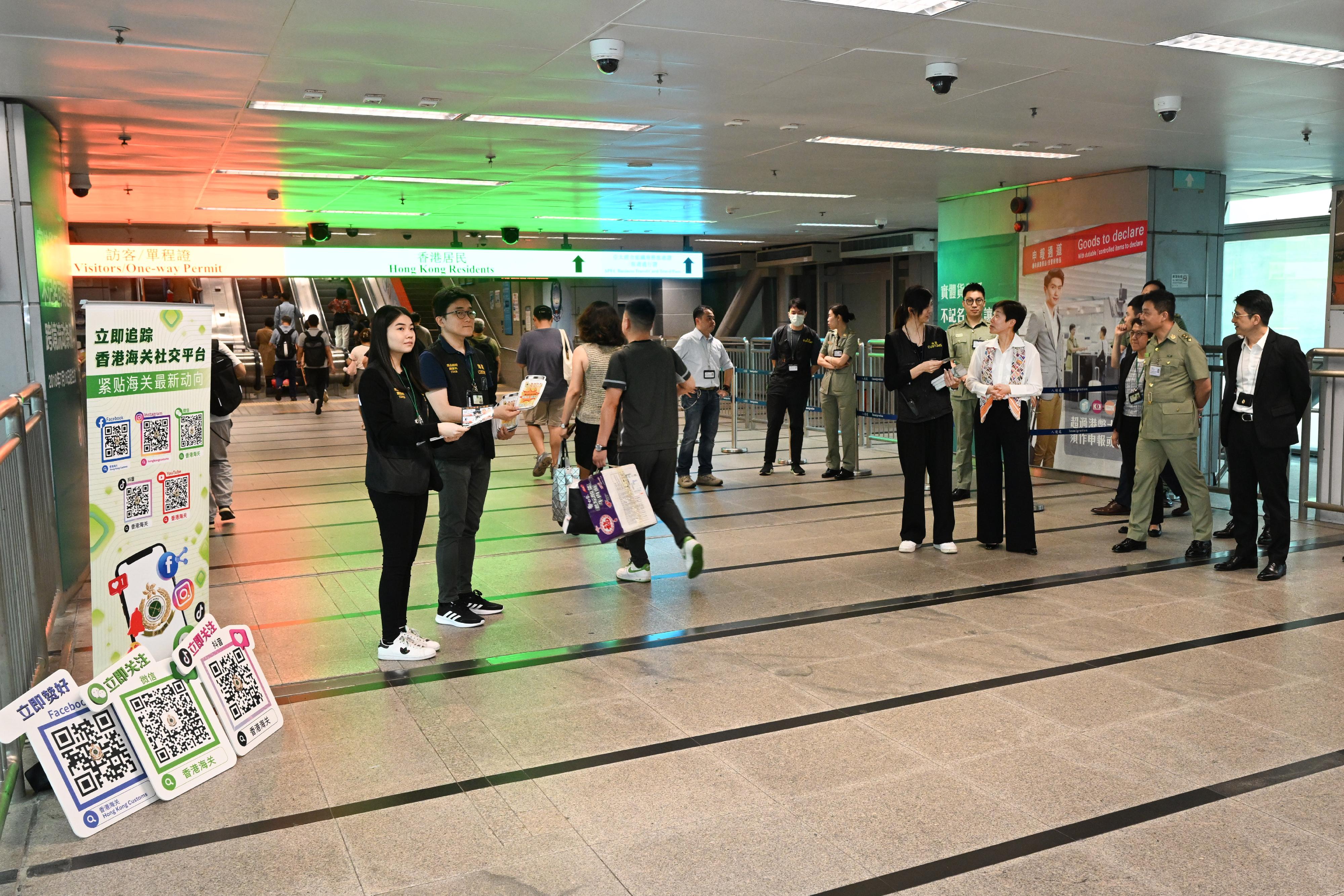 The Commissioner of Customs and Excise, Ms Louise Ho (third right), inspected operations of the Lo Wu Control Point, and met frontline staff there this morning (April 30) to learn about and direct the arrangements at the control points for the Labour Day Golden Week of the Mainland. 

