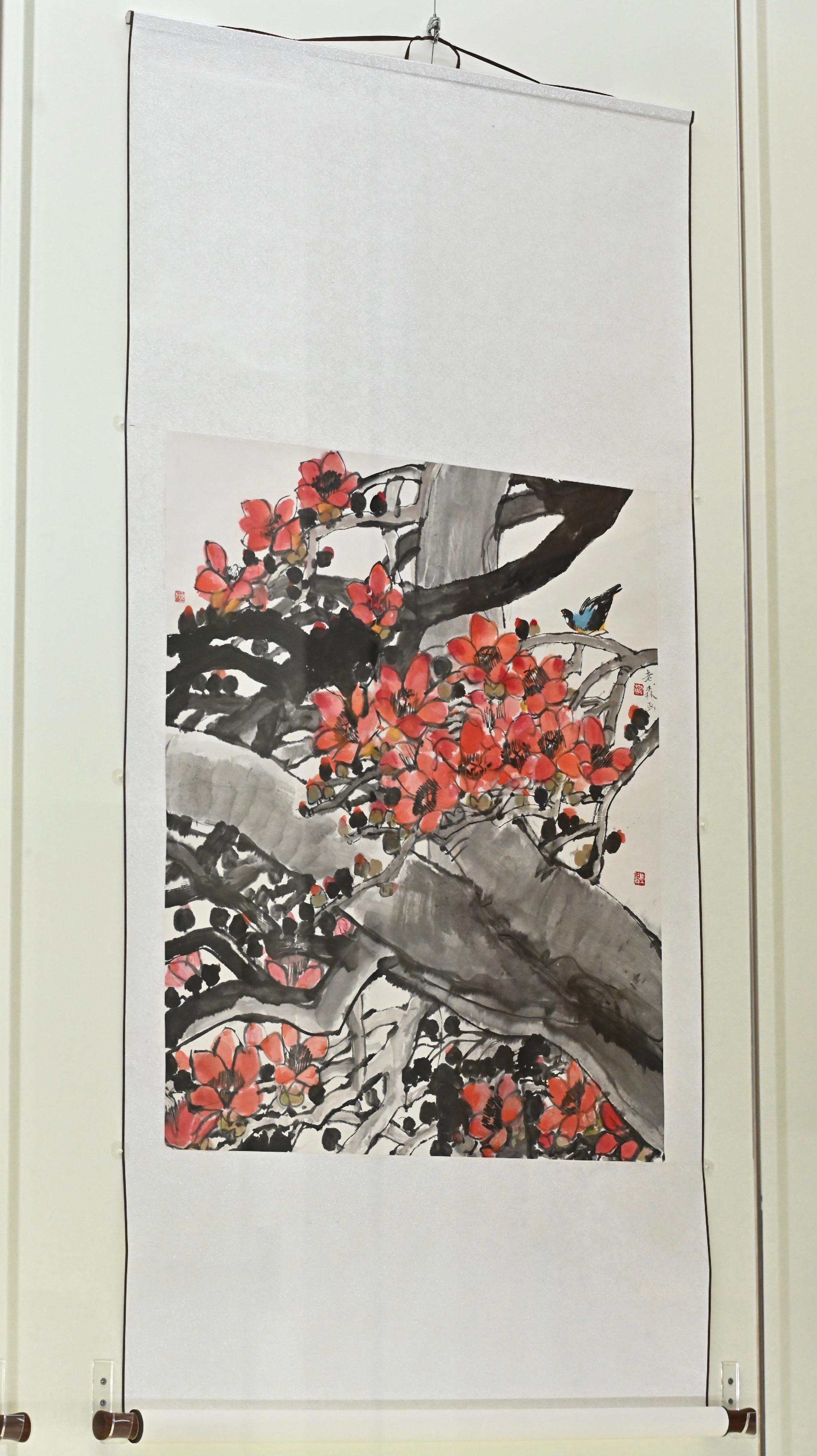 香港文化博物館明日（五月一日）起舉辦「墨境淋漓─陳榮森捐贈作品展」。圖示嶺南畫派畫家陳榮森的作品《紅棉彩鳥》。