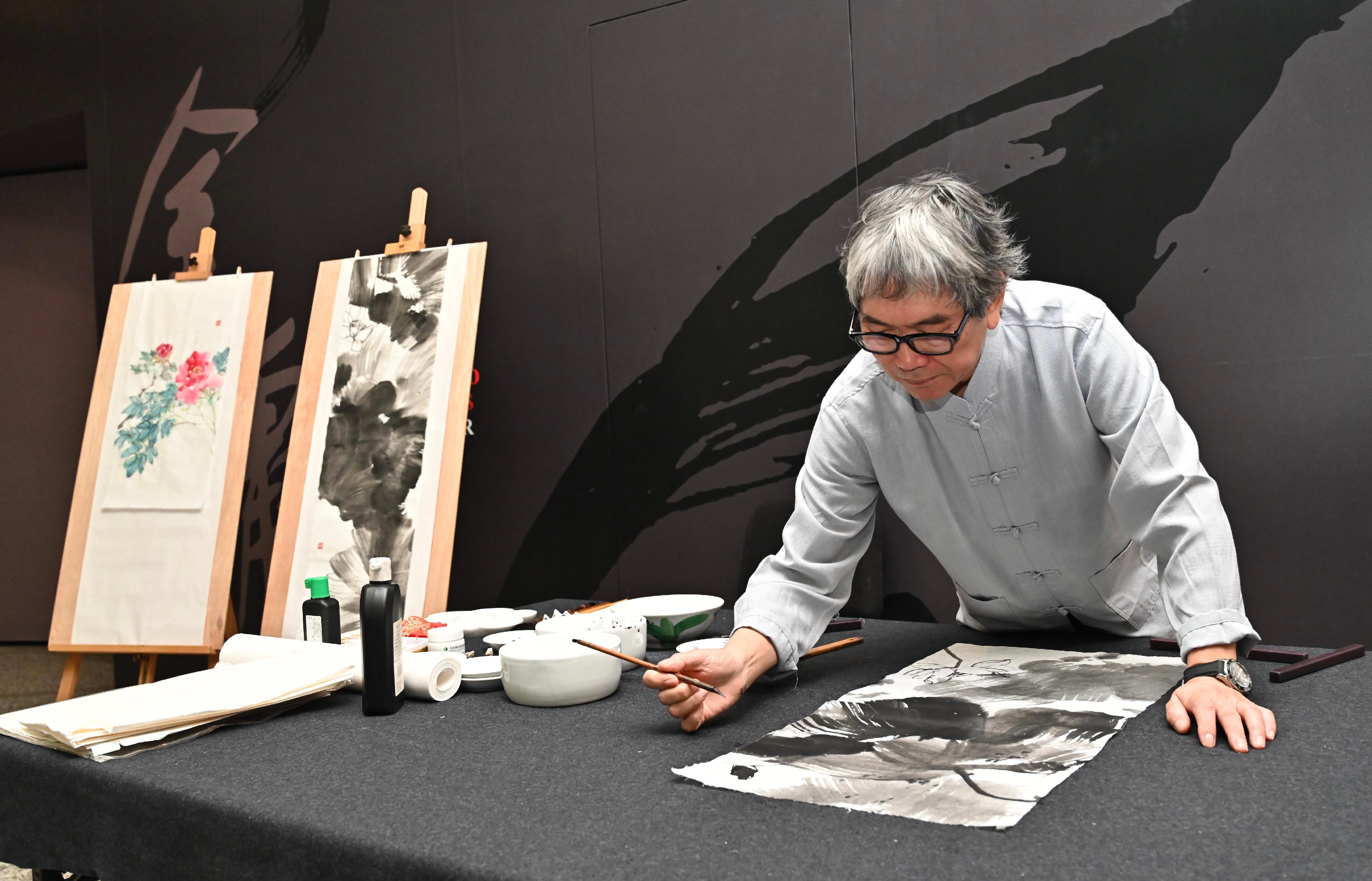 The exhibition "Breaking New Ground: Donated Works of Chan Wing-sum" will be held from tomorrow (May 1) at the Hong Kong Heritage Museum. Photo shows Lingnan Painting artist Chan Wing-sum demonstrating his ink painting techniques.