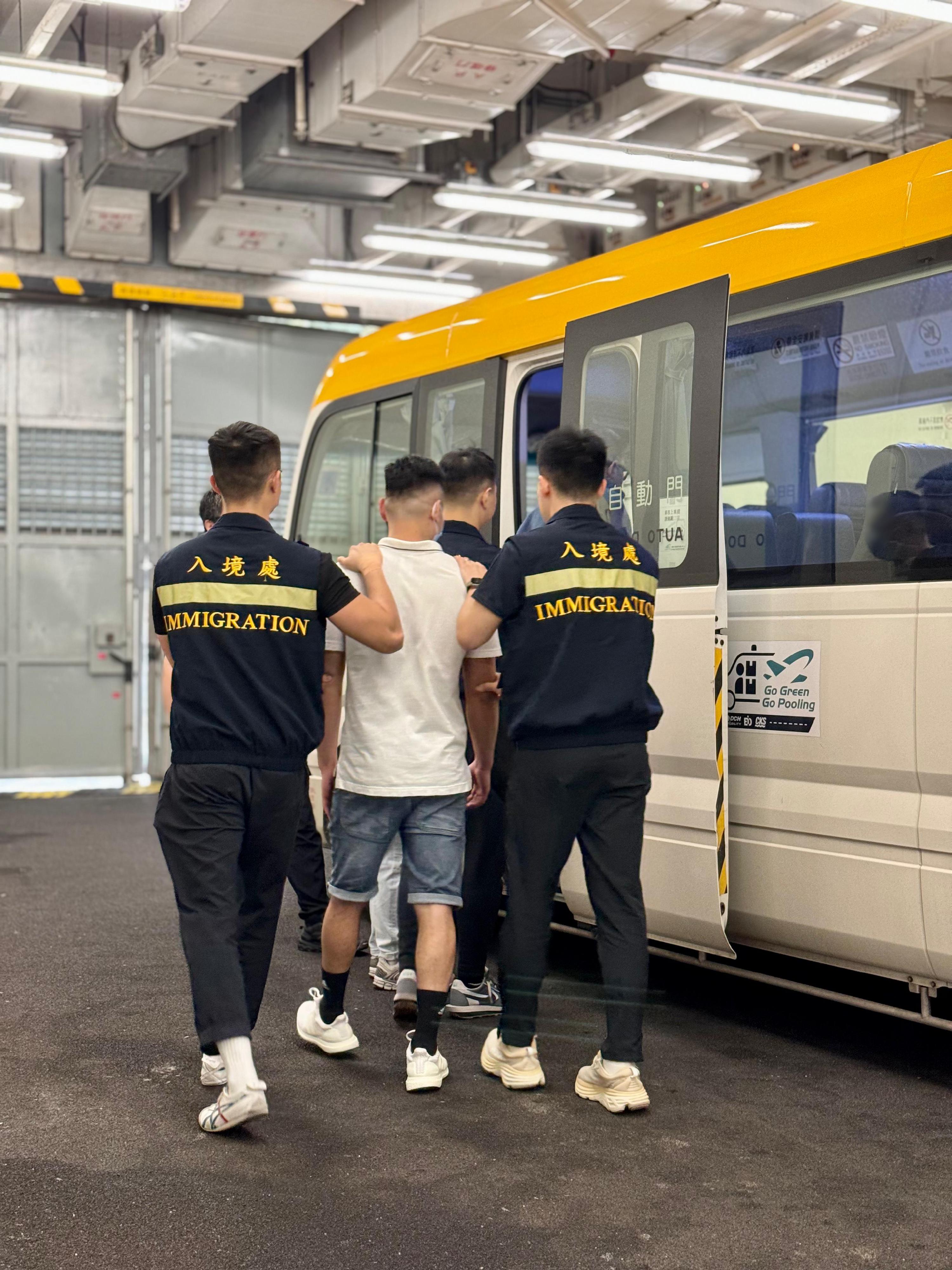 The Immigration Department (ImmD) carried out a repatriation operation today (April 30). A total of 26 Vietnamese illegal immigrants were repatriated to Vietnam. Photo shows removees being escorted by ImmD officers to proceed from the detention place to the airport.