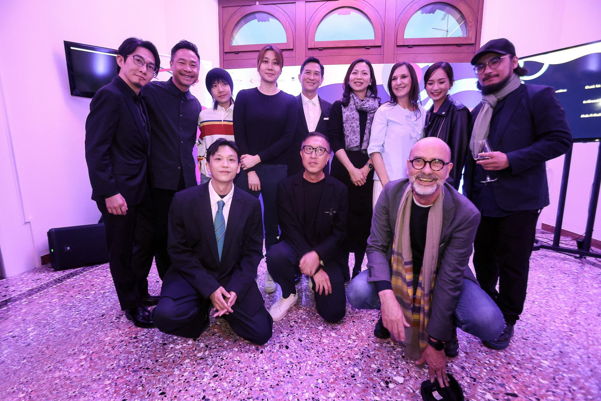 香港駐布魯塞爾經濟貿易辦事處副代表李詠璇（後排右四）與一眾香港電影製作人和導演於四月二十七日（烏迪內時間）在意大利烏迪內舉行的遠東電影節香港電影之夜合照。