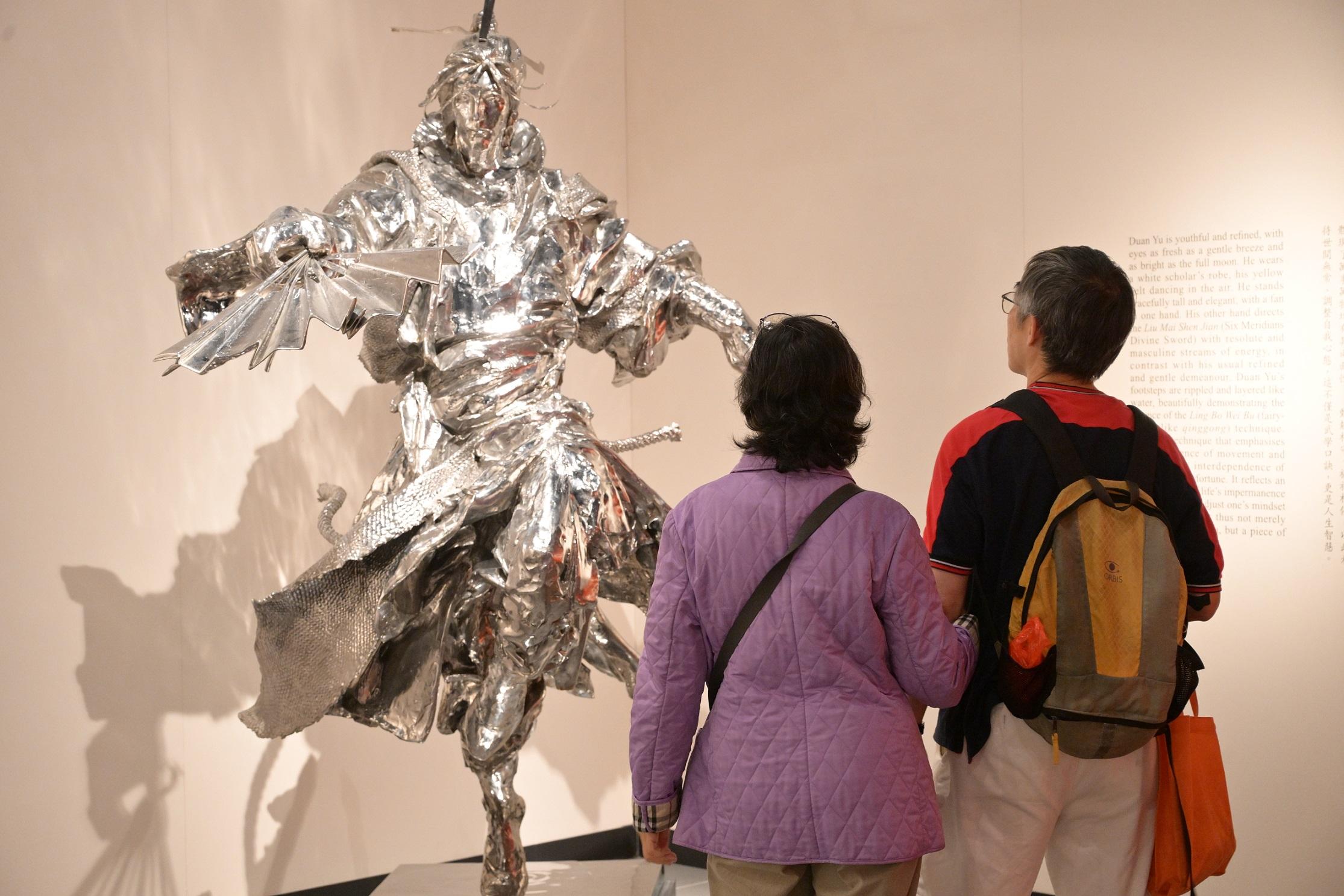 香港文化博物館的「俠之大者──金庸百年誕辰紀念．任哲雕塑展」自三月十六日開展以來，已有十萬人次前來參觀。圖示市民參觀展覽。