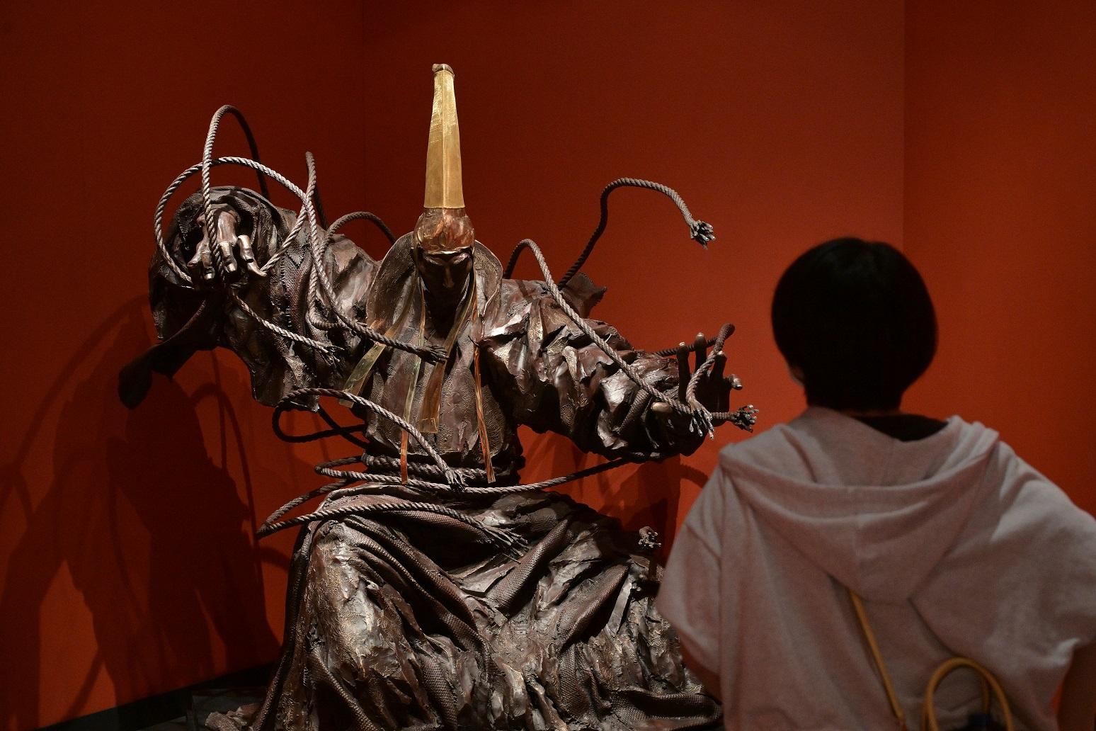 The "A Path to Glory - Jin Yong's Centennial Memorial, Sculpted by Ren Zhe" exhibition at the Hong Kong Heritage Museum (HKHM) has reached 100 000 visitors since its opening on March 16. Photo shows a visitor touring the exhibition.