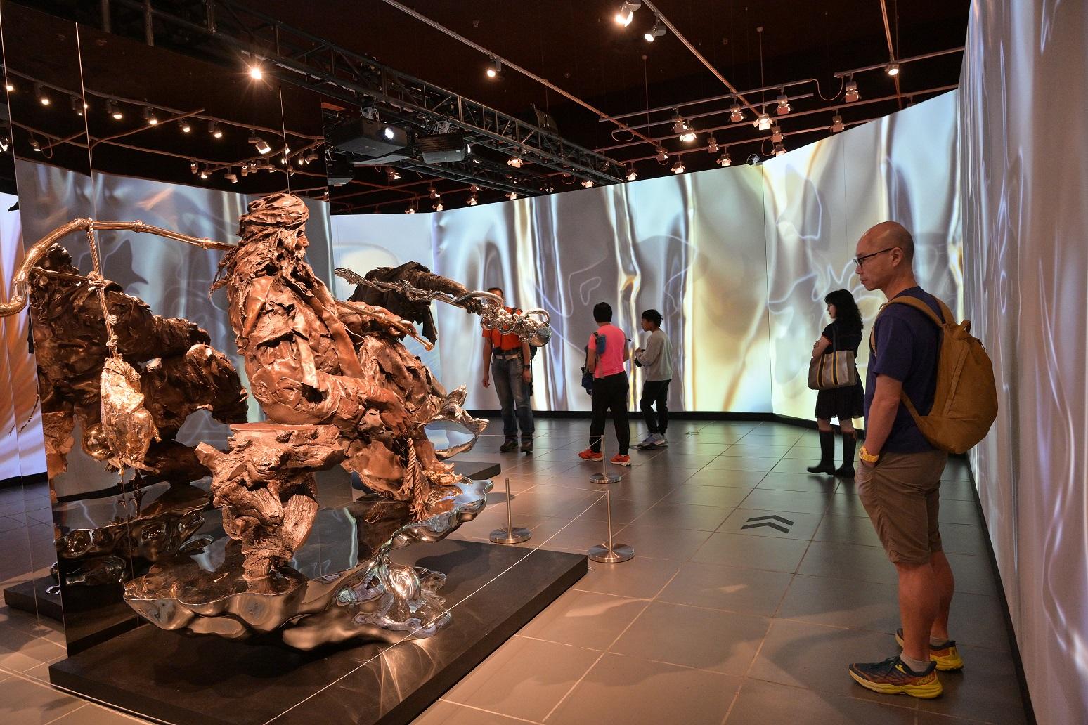 The "A Path to Glory - Jin Yong’s Centennial Memorial, Sculpted by Ren Zhe" exhibition at the Hong Kong Heritage Museum has reached 100 000 visitors since its opening on March 16. Photo shows visitors touring the exhibition.