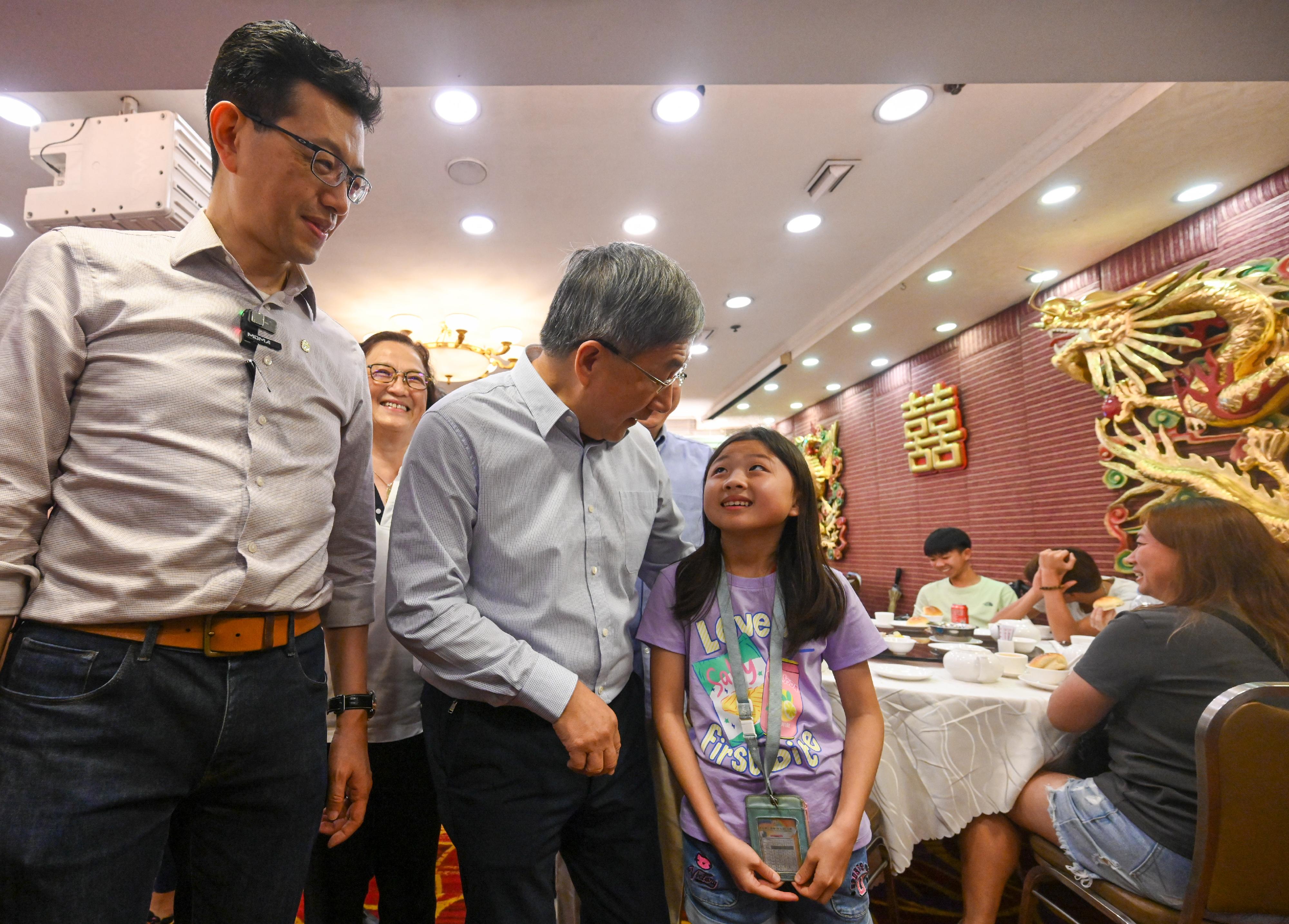 政务司副司长卓永兴今日（五月一日）出席香港工会联合会（工联会）「五·一」劳动周系列活动，到旺角一家酒楼探访慰问饮食业职工。图示卓永兴与小茶客合照。
