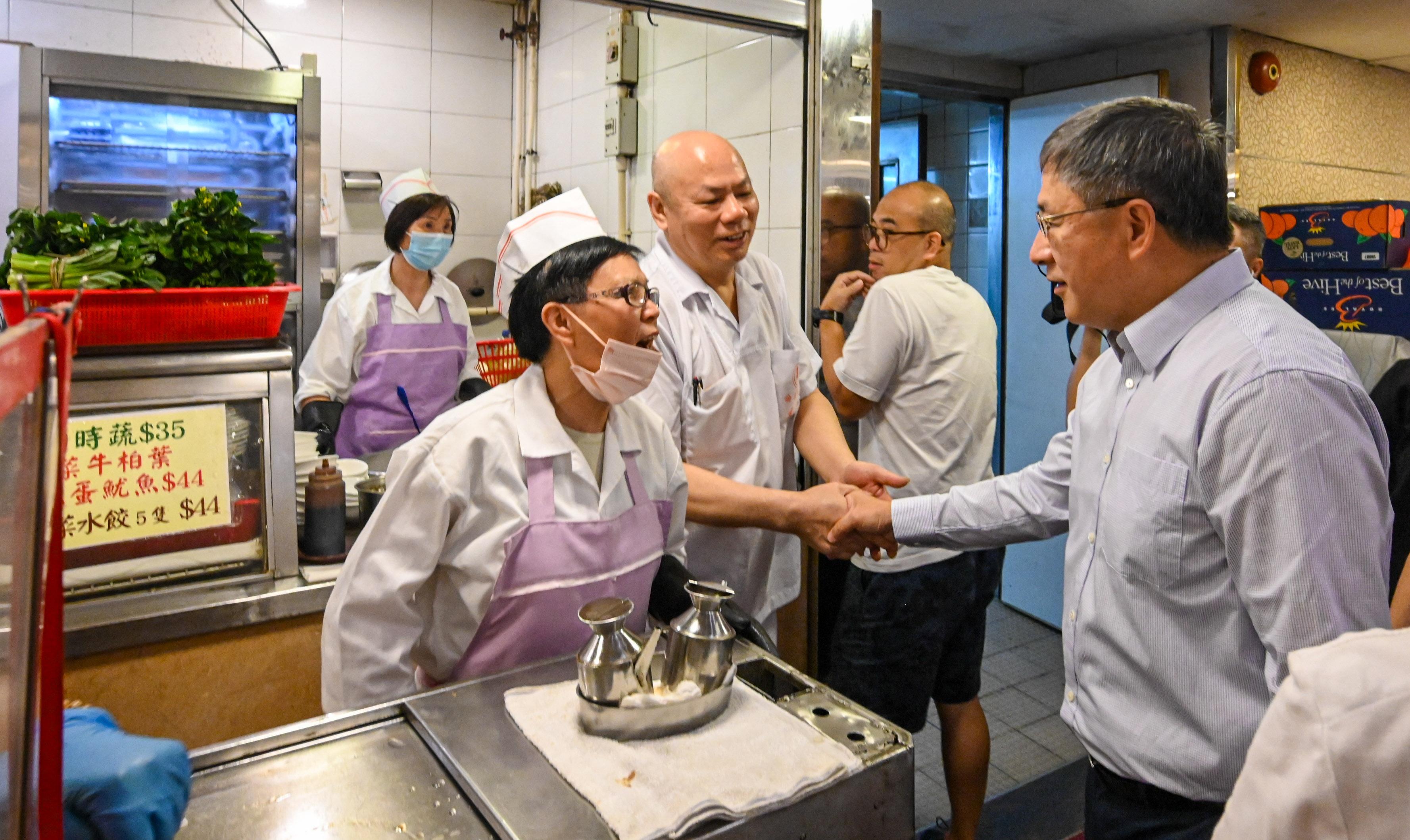 政务司副司长卓永兴今日（五月一日）出席香港工会联合会（工联会）「五·一」劳动周系列活动，到旺角一家酒楼探访慰问饮食业职工。图示卓永兴探访酒楼点心大排档员工。