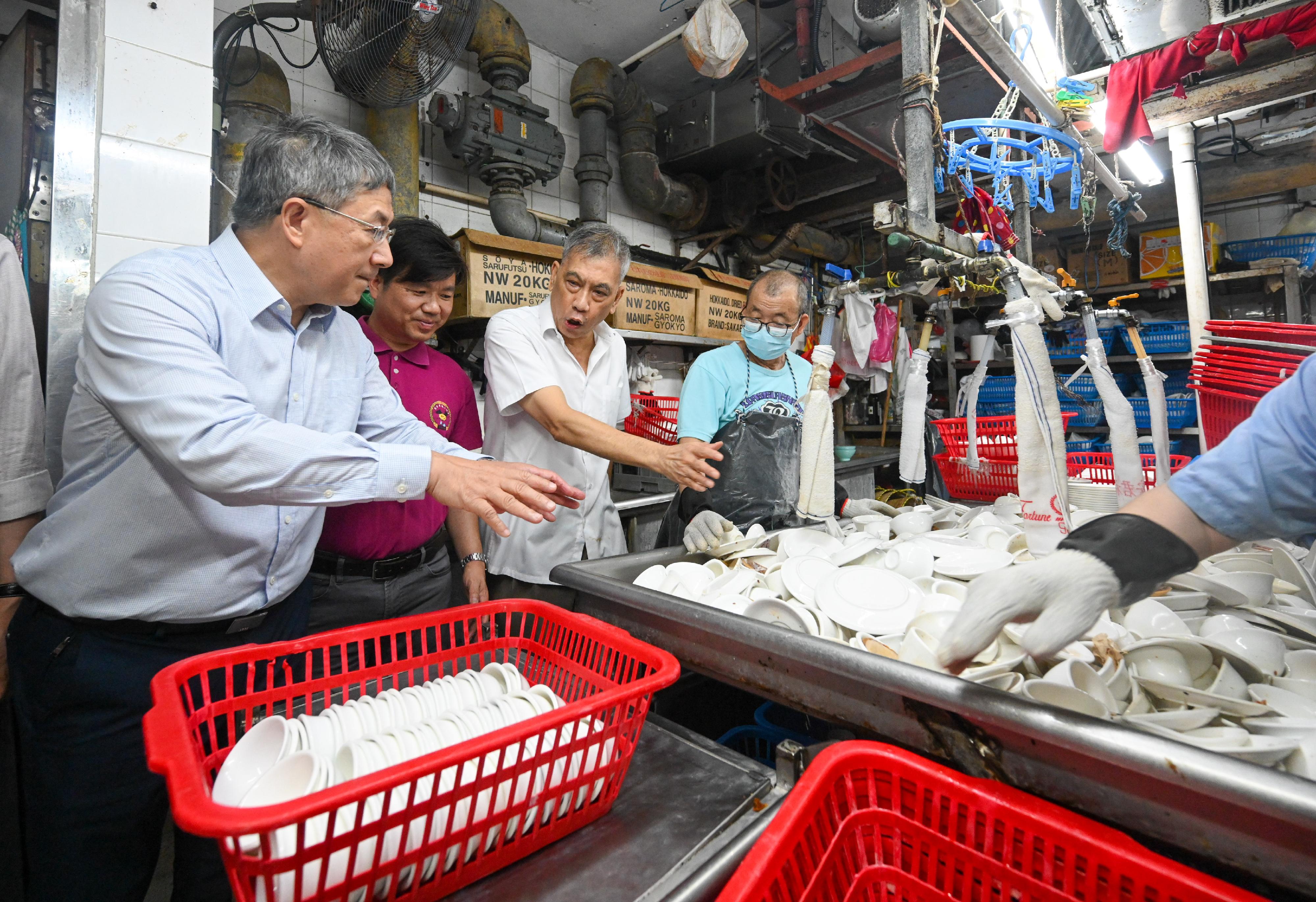 政務司副司長卓永興今日（五月一日）出席香港工會聯合會（工聯會）「五·一」勞動週系列活動，到旺角一家酒樓探訪慰問飲食業職工。圖示卓永興向工友了解洗碗工作日常。