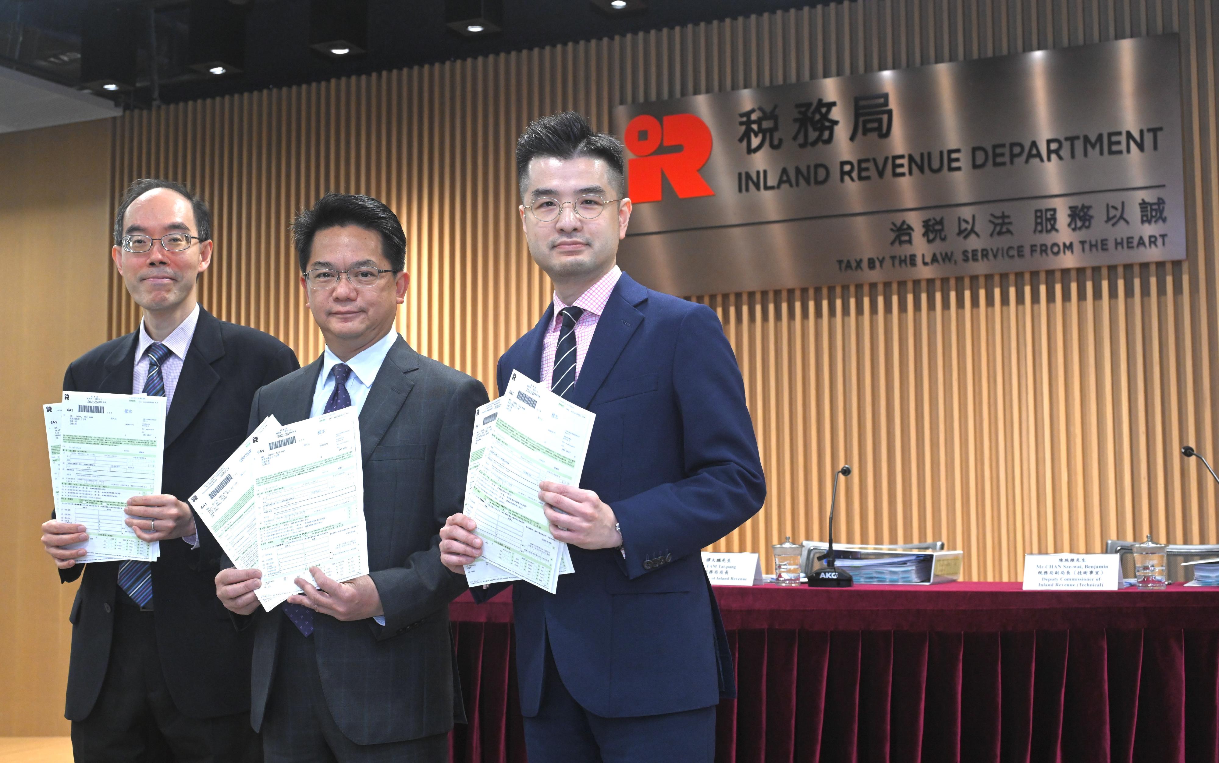 The Commissioner of Inland Revenue, Mr Tam Tai-pang (centre), today (May 2) hosted a press conference on the completion of tax returns for individuals for the year of assessment 2023/24 and the tax collection of 2023-24, and also introduced new features of e-filing of profits tax returns. Also in attendance are the Deputy Commissioner of Inland Revenue (Operations), Mr Leung Kin-wa (left), and the Deputy Commissioner of Inland Revenue (Technical), Mr Benjamin Chan (right).