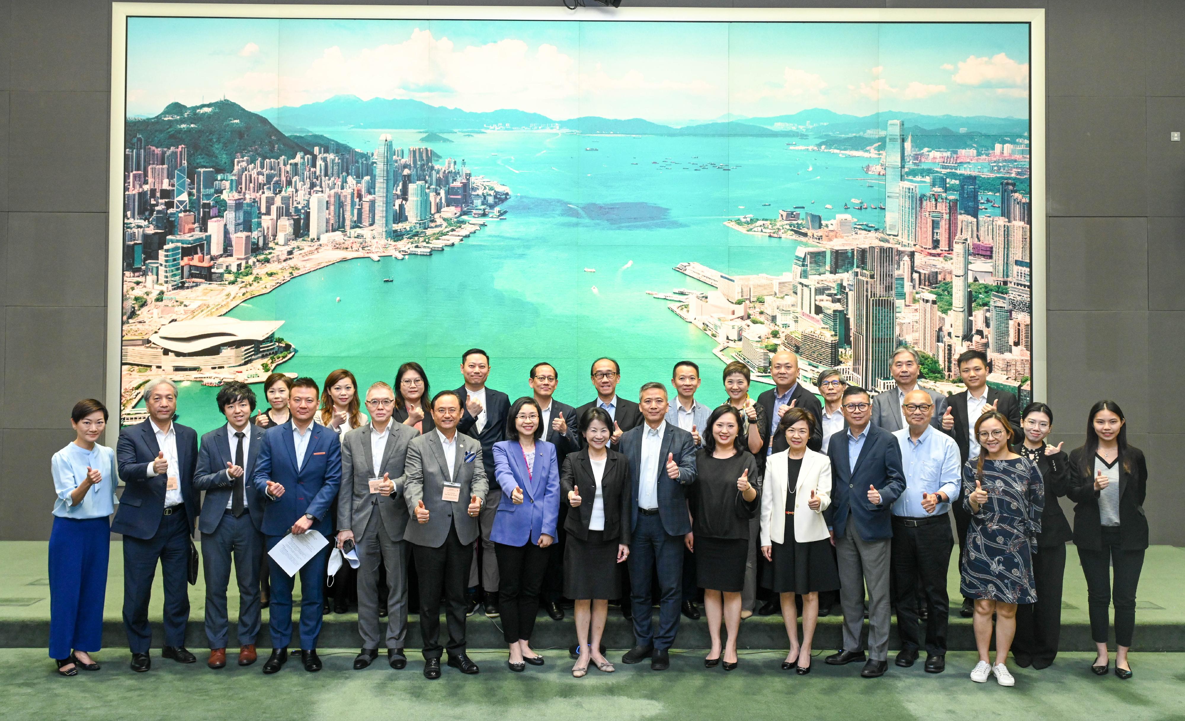 文化体育及旅游局旅游事务署今日（五月二日）就制订《香港旅游业发展蓝图2.0》在政府总部举行谘询会。图示旅游事务专员沈凤君（前排左八）与旅游业界代表合照。