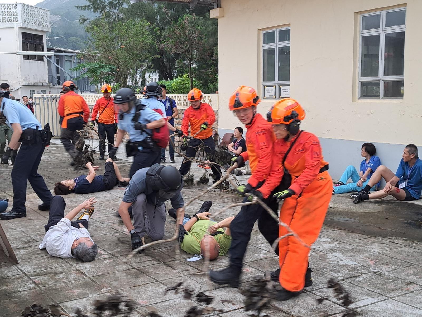 The Southern District Office of the Home Affairs Department conducted in conjunction with other departments an interdepartmental exercise at Shek O Village and Tai Long Wan Village today (May 2) for responding to severe weather. Photo shows a simulated exercise in which a tree collapse in Shek O causes casualties and the relevant departments conduct a rescue operation.