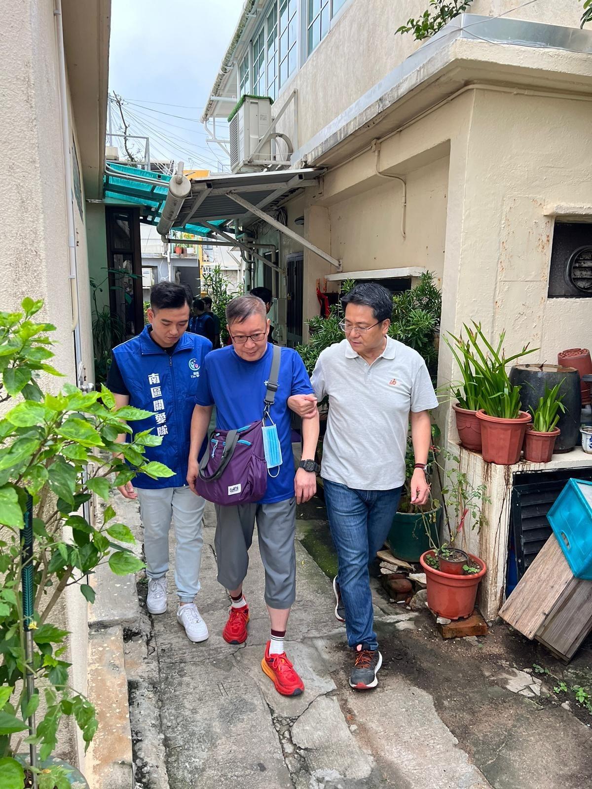 The Southern District Office of the Home Affairs Department conducted in conjunction with other departments an interdepartmental exercise at Shek O Village and Tai Long Wan Village today (May 2) for responding to severe weather. Photo shows a simulated exercise in which the District Officer (Southern), Mr Francis Cheng (first right), and a Care Team member assist a Shek O resident in evacuation. ‎