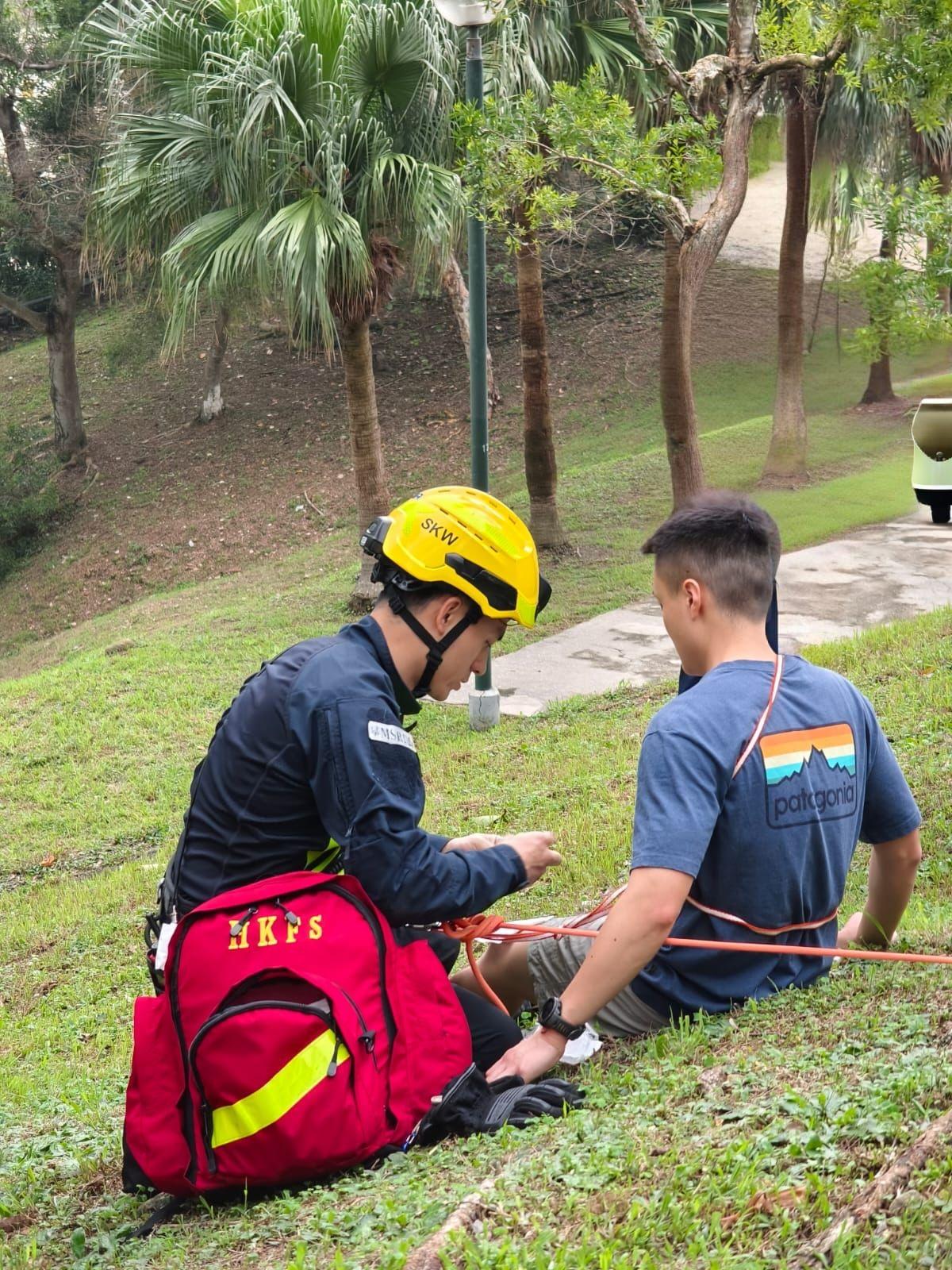 The Southern District Office of the Home Affairs Department conducted in conjunction with other departments an interdepartmental exercise at Shek O Village and Tai Long Wan Village today (May 2) for responding to severe weather. Photo shows a simulated exercise in which someone is trapped in a landslide in Big Wave Bay and a relevant department conducts a rescue operation.