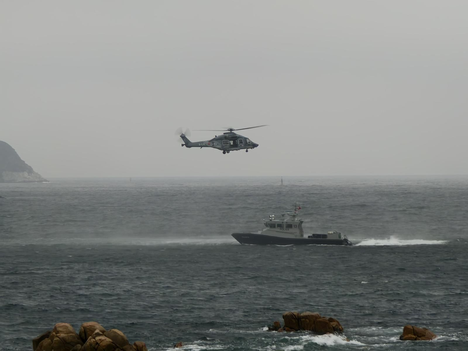 The Southern District Office of the Home Affairs Department conducted in conjunction with other departments an interdepartmental exercise at Shek O Village and Tai Long Wan Village today (May 2) for responding to severe weather. Photo shows a simulated exercise in which someone falls into the sea in Shek O and the relevant departments conduct a rescue operation.