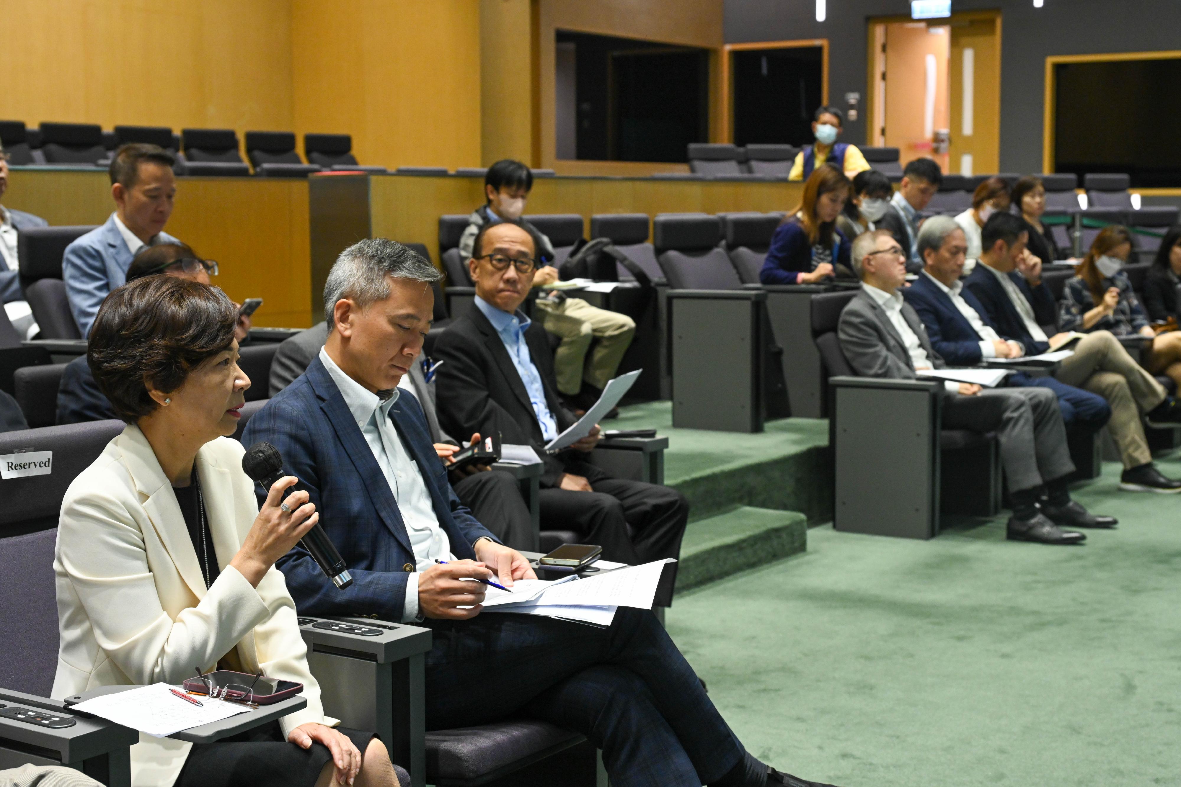 The Tourism Commission of the Culture, Sports and Tourism Bureau held a consultation session on the formulation of the Development Blueprint for Hong Kong's Tourism Industry 2.0 in the Central Government Offices today (May 2) for trade representatives to express views.