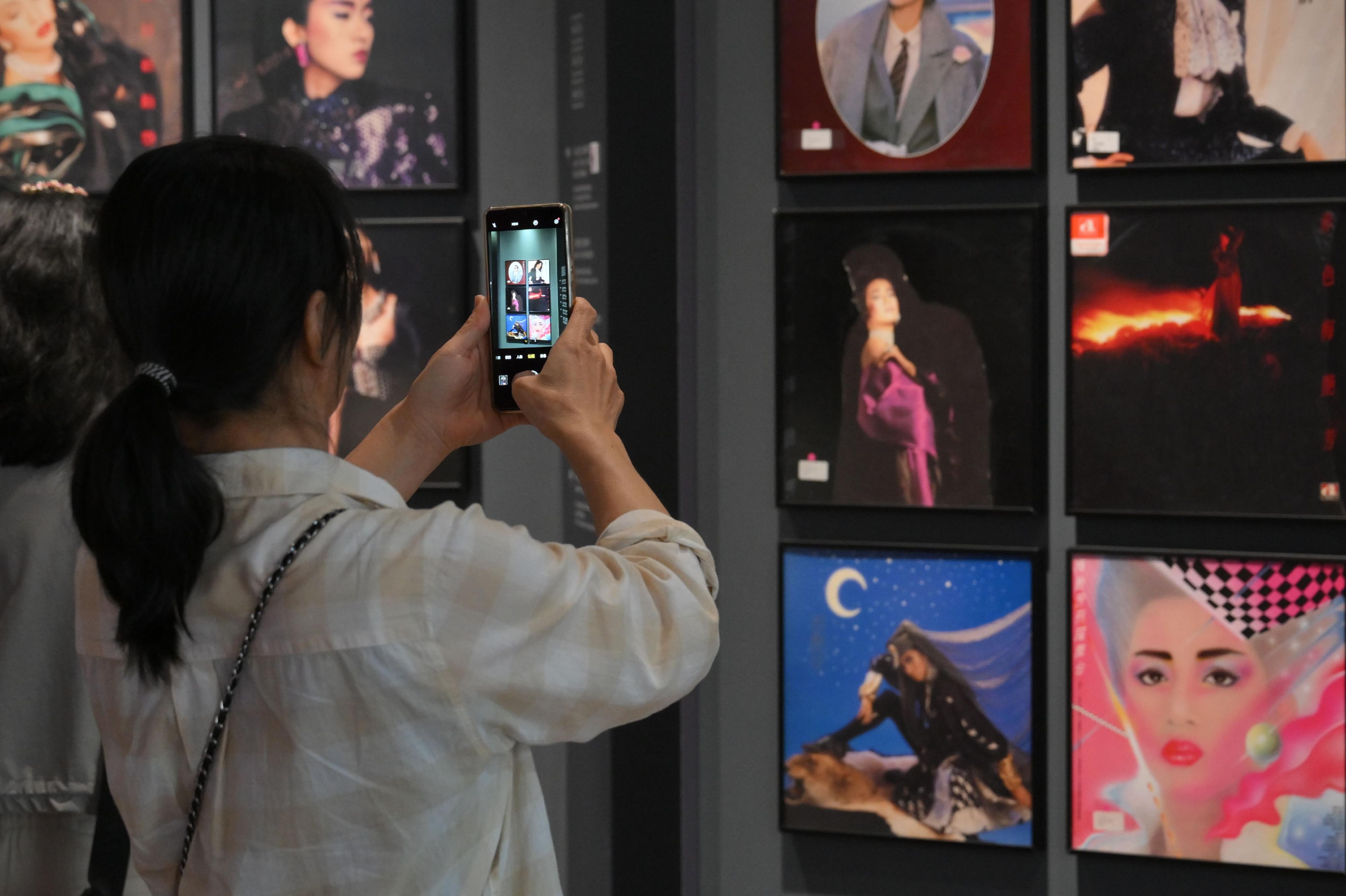香港文化博物馆现正举行的「绝代芳华・梅艳芳」展览广受市民及旅客欢迎，自去年十二月二十四日开展至今日（五月二日），已有二十万人次前来参观。图示市民参观展览。