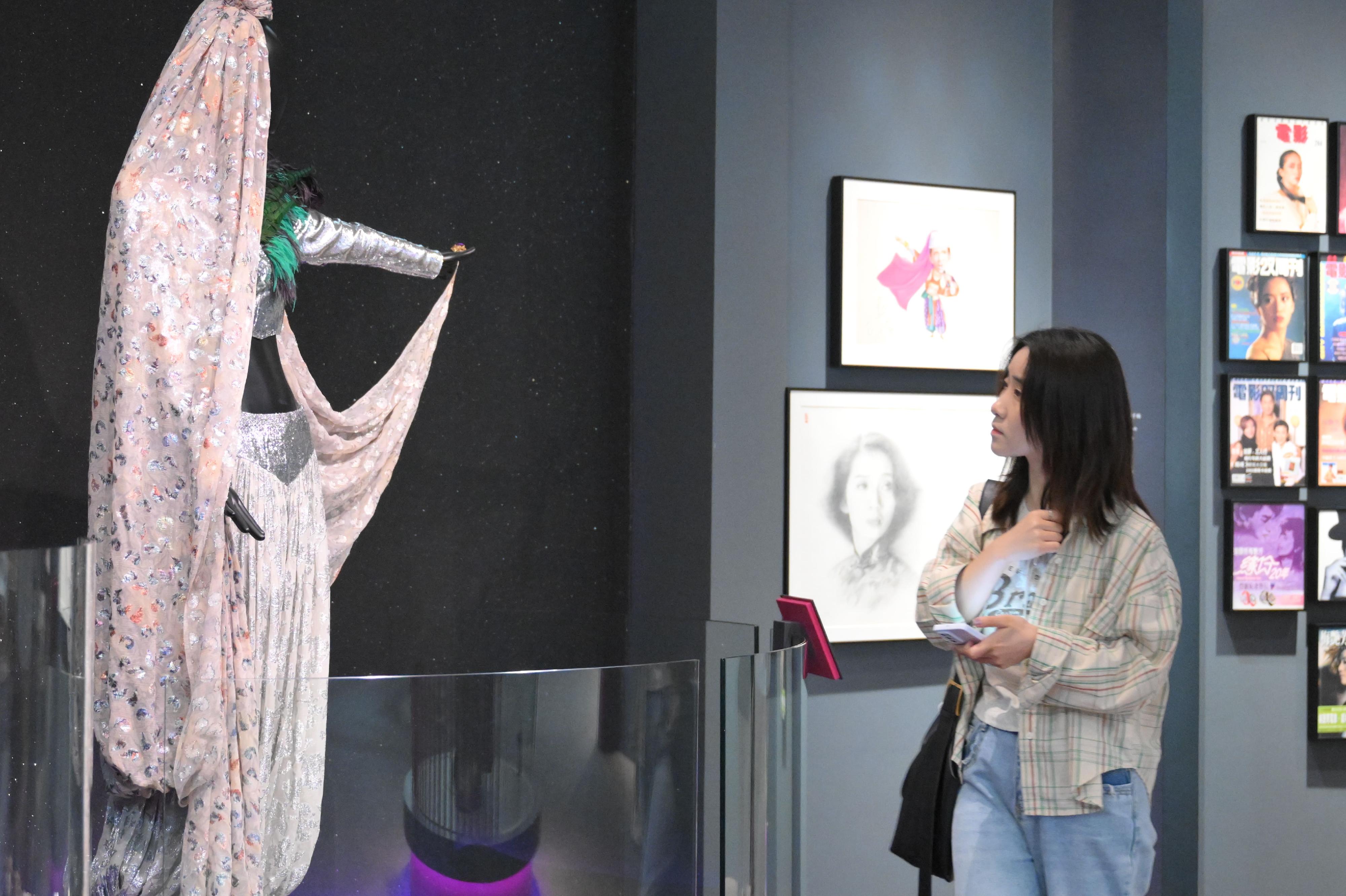 香港文化博物館現正舉行的「絕代芳華・梅艷芳」展覽廣受市民及旅客歡迎，自去年十二月二十四日開展至今日（五月二日），已有二十萬人次前來參觀。圖示市民參觀展覽。