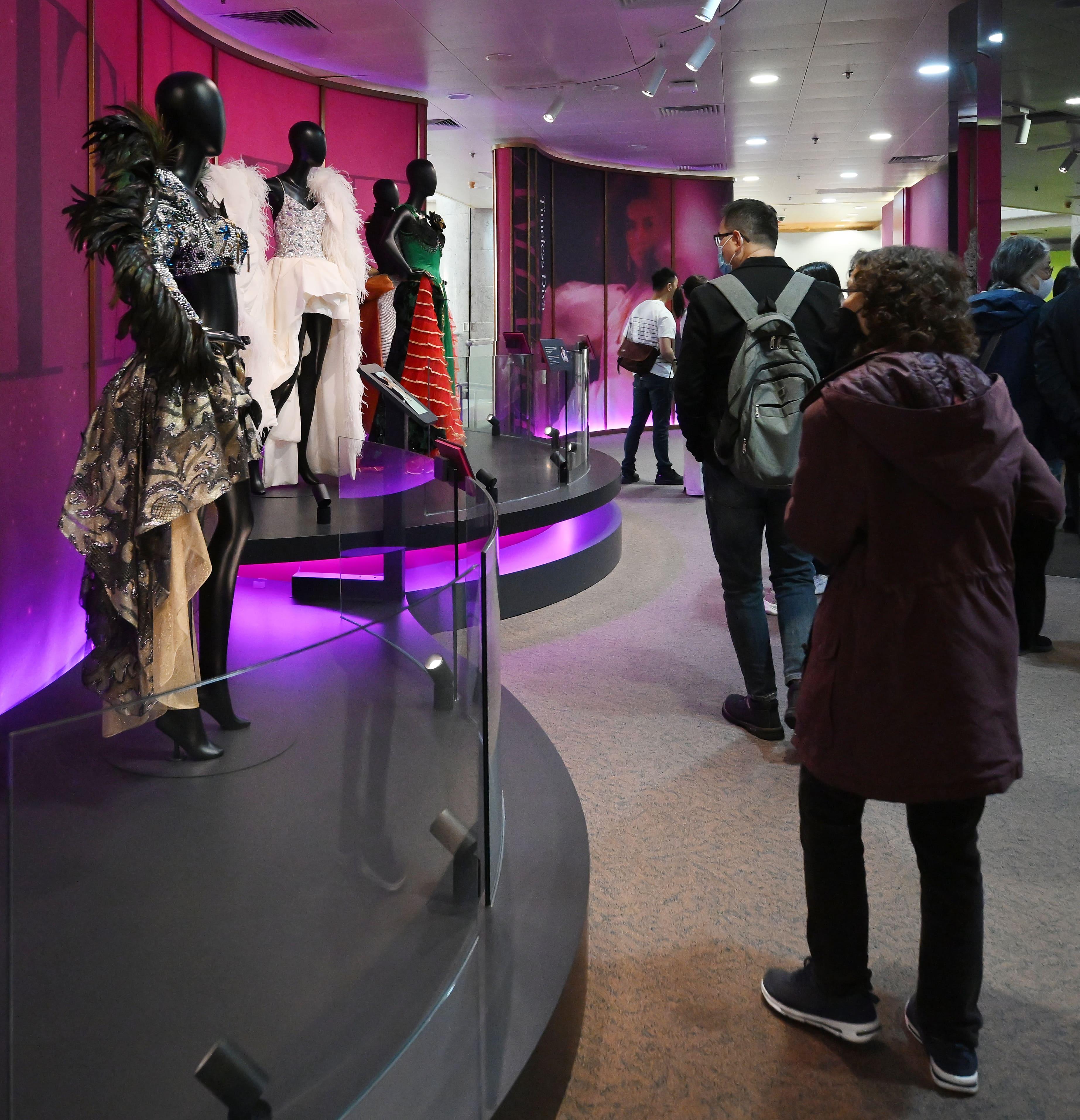 香港文化博物馆现正举行的「绝代芳华・梅艳芳」展览广受市民及旅客欢迎，自去年十二月二十四日开展至今日（五月二日），已有二十万人次前来参观。图示市民参观展览。