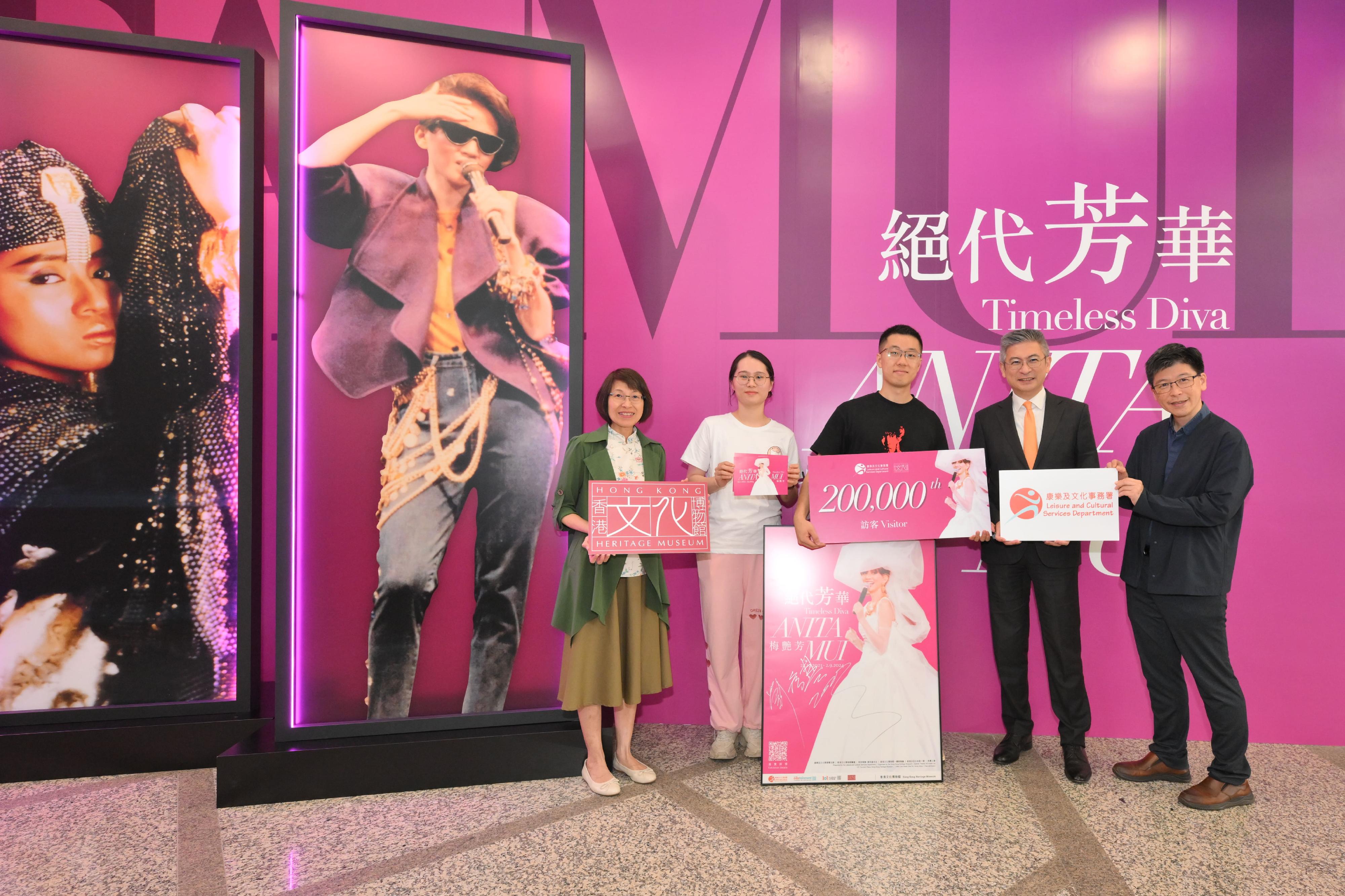 The "Timeless Diva: Anita Mui" exhibition at the Hong Kong Heritage Museum (HKHM) has been widely welcomed by the local public and visitors. It has reached 200 000 visitors from its opening on December 24 last year to today (May 2). Photo shows the Under Secretary for Culture, Sports and Tourism, Mr Raistlin Lau (second right); the Assistant Director (Heritage and Museums) of the Leisure and Cultural Services Department, Ms Esa Leung (first left); and the Acting Museum Director of the HKHM, Dr Raymond Tang (first right), welcoming the 200 000th visitor of the exhibition and presenting a gift pack.