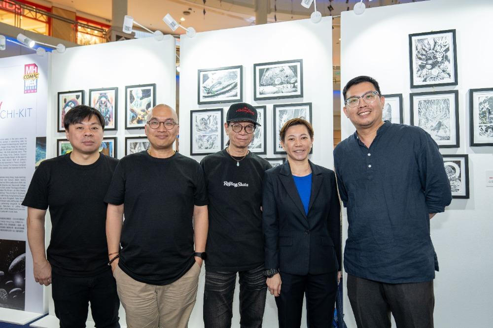 香港駐雅加達經濟貿易辦事處處長鄭青文（右二）今日（五月二日）在馬來西亞香港國際漫畫周開幕禮與香港漫畫家合照。