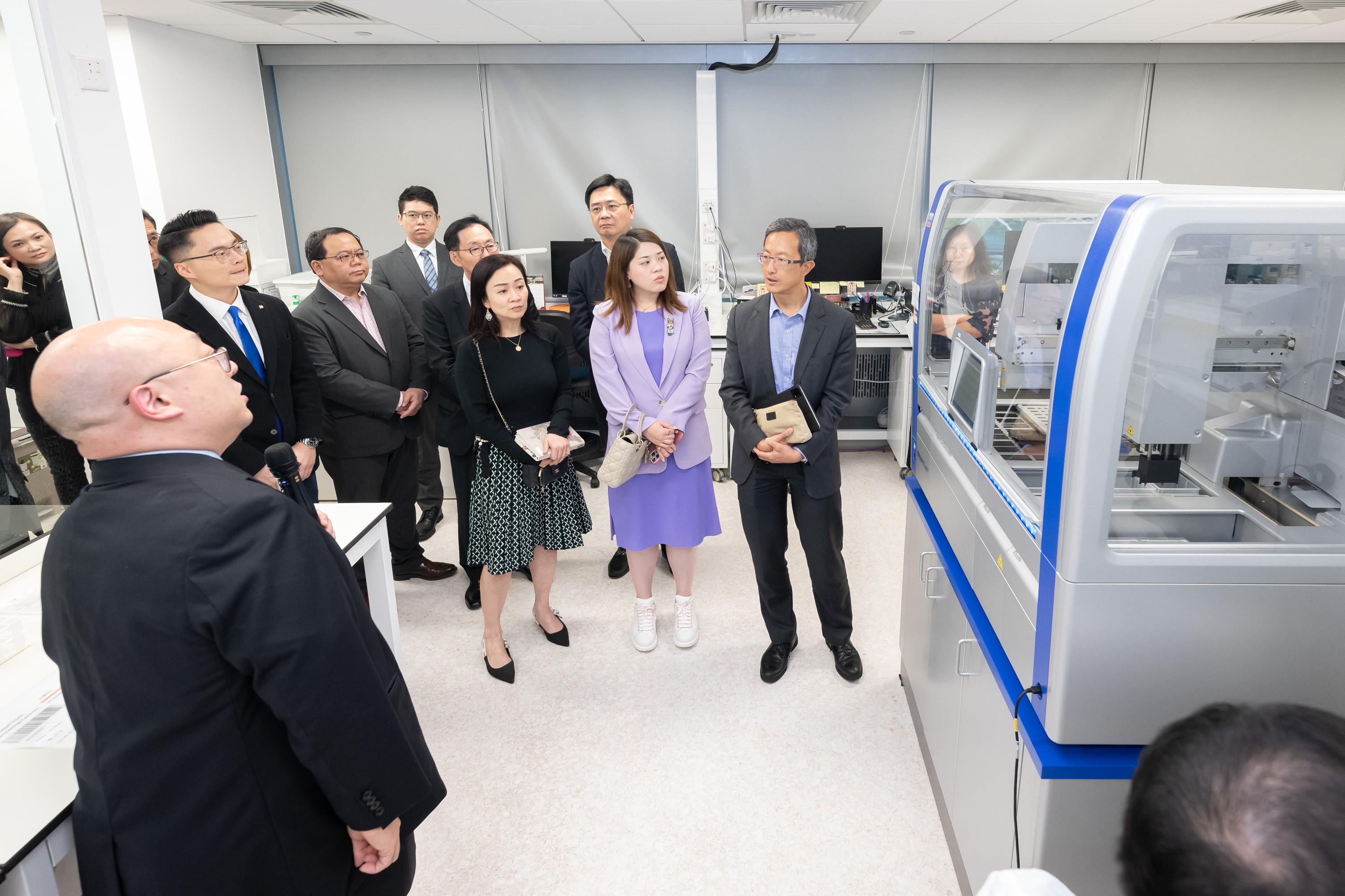 The Legislative Council (LegCo) Panel on Health Services visits the Hong Kong Genome Institute today (May 2). Photos shows LegCo Members touring the Genomic Laboratory.
