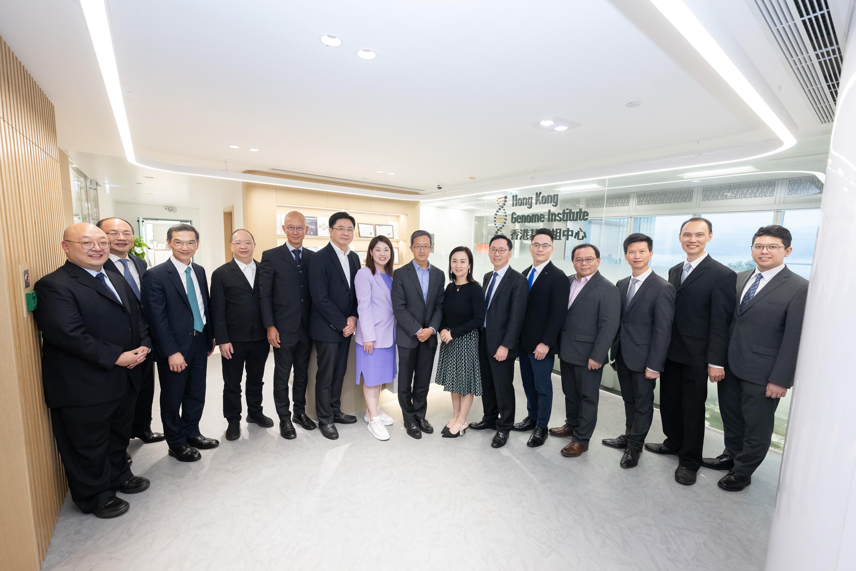 立法會衞生事務委員會主席陳凱欣（右七）、副主席林哲玄（右八）和事務委員會其他委員與香港基因組中心和政府當局代表合照。