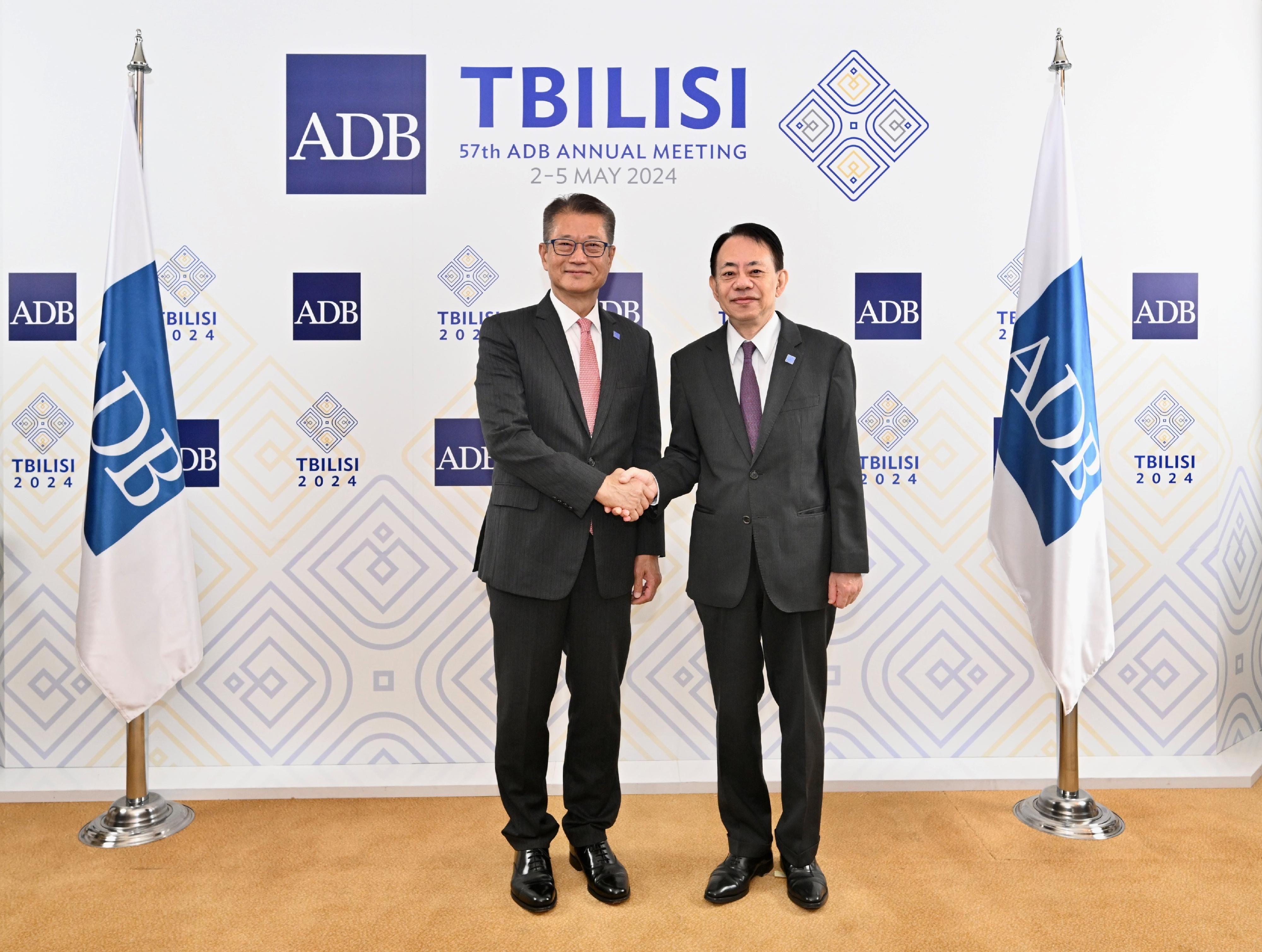 财政司司长陈茂波昨日（第比利斯时间五月二日）展开格鲁吉亚第比利斯的访问行程。图示陈茂波（左）与亚洲开发银行行长浅川雅嗣（右）会面。