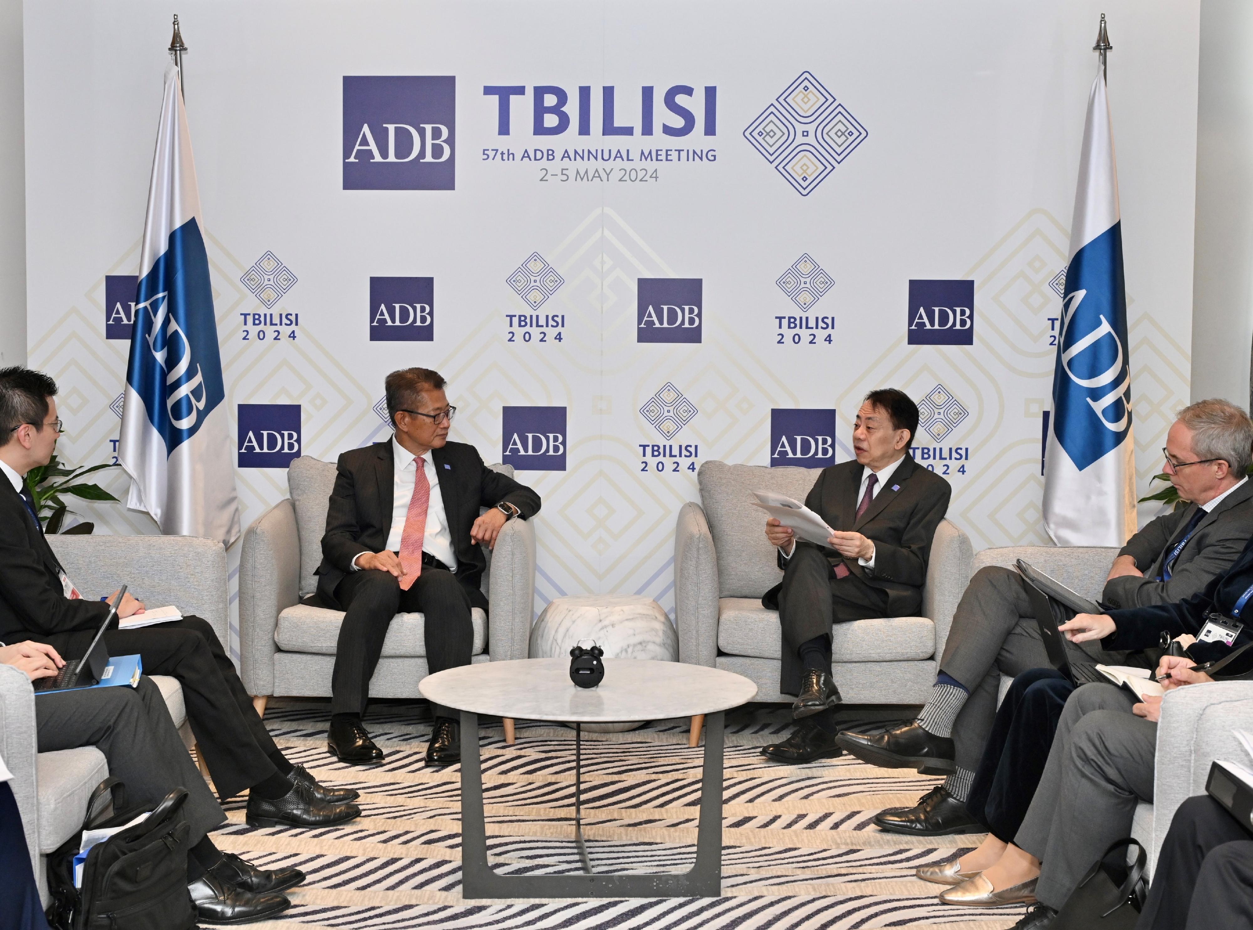 财政司司长陈茂波昨日（第比利斯时间五月二日）展开格鲁吉亚第比利斯的访问行程。图示陈茂波（左二）与亚洲开发银行行长浅川雅嗣（右二）会面。