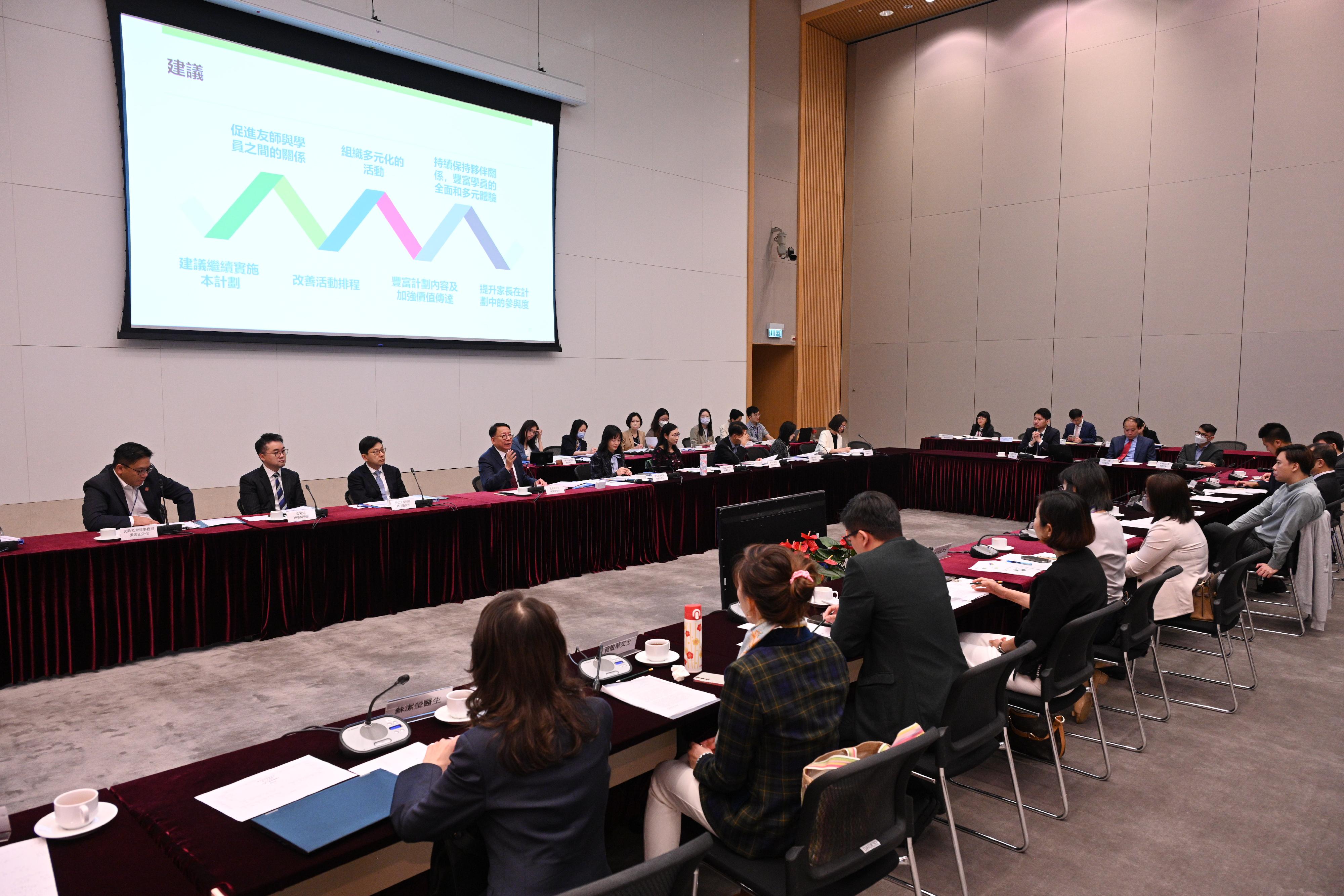 政務司司長陳國基今日（五月三日）就「共創明『Teen』計劃」第一期評估結果，主持第五屆扶貧委員會第六次會議。  