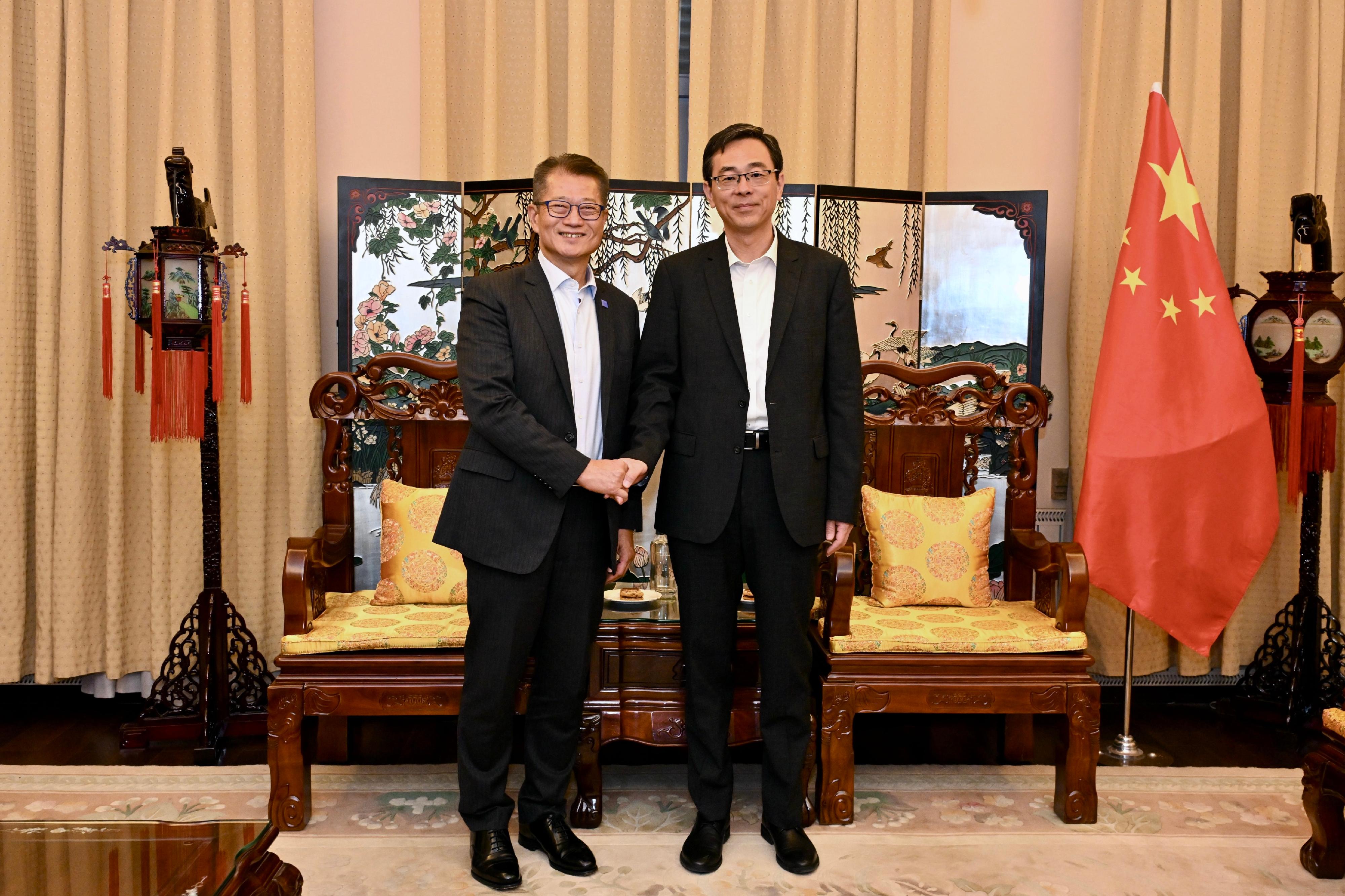 財政司司長陳茂波昨日（第比利斯時間五月三日）繼續在格魯吉亞第比利斯出席亞洲開發銀行第五十七屆理事會年會。圖示陳茂波（左）與中華人民共和國駐格魯吉亞特命全權大使周謙（右）會面。