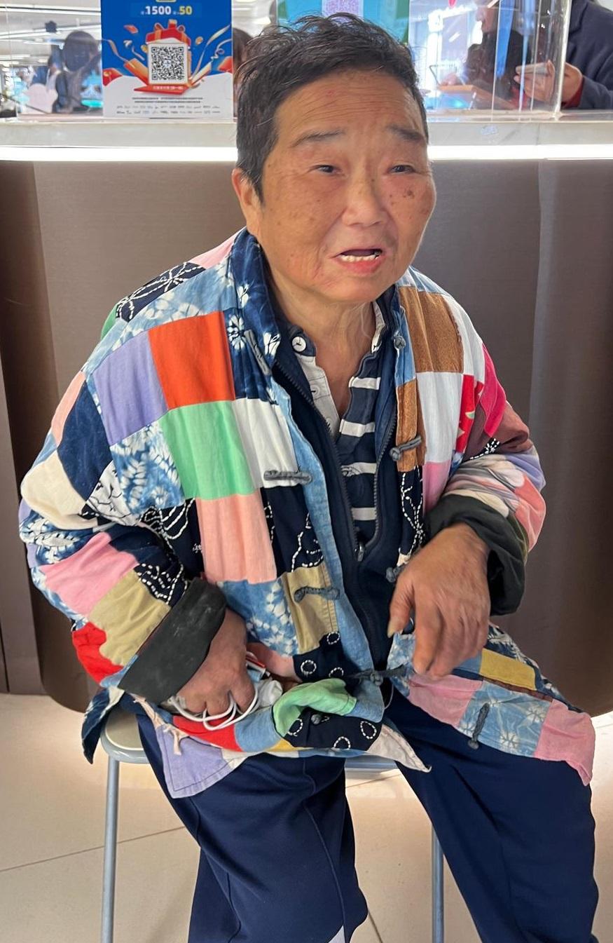 Lau Tsui-lin, aged 71, is about 1.55 metres tall, 63 kilograms in weight and of fat build. She has a round face with yellow complexion and short grey and black hair. She was last seen wearing a dark red T-shirt, black trousers and beige shoes.