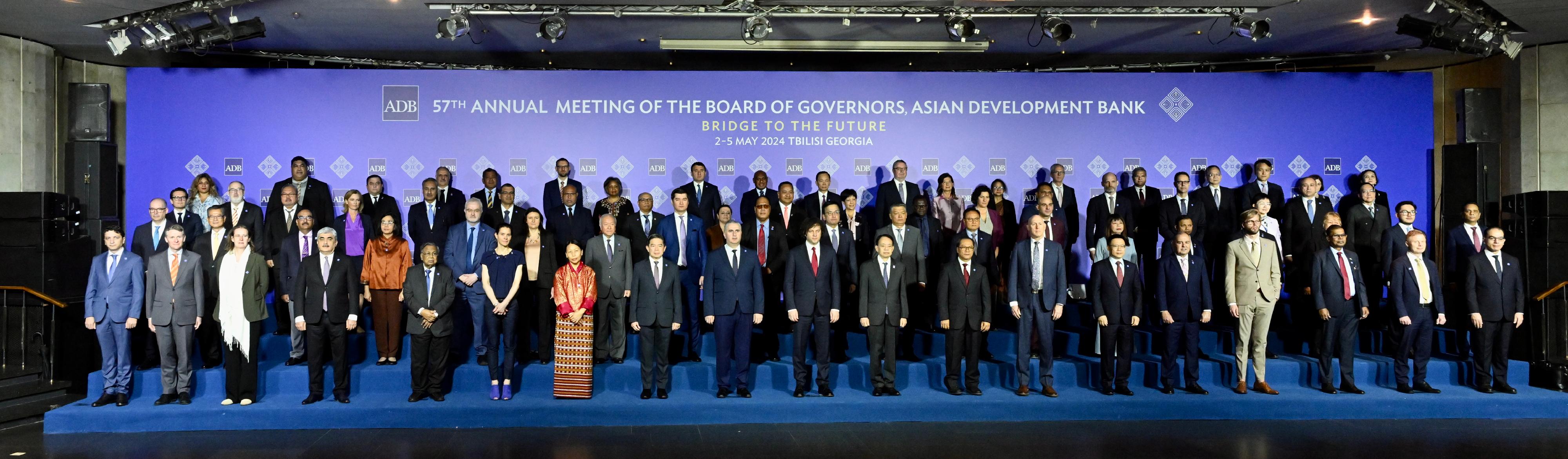 陳茂波（第二排左二）與格魯吉亞總理科巴希澤（前排中）、亞開行行長淺川雅嗣（前排右九），以及其他亞開行理事和中央銀行行長在會議上合照。