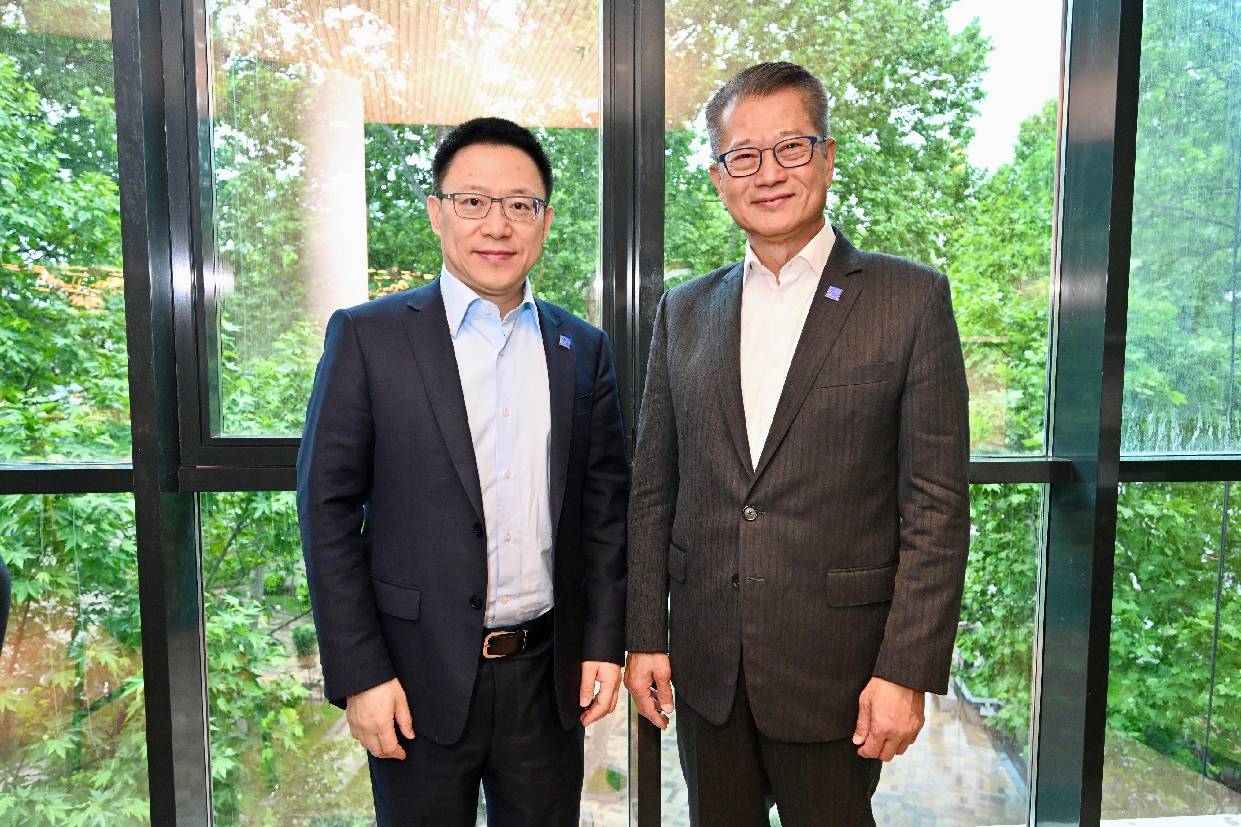 The Financial Secretary, Mr Paul Chan, continued his attendance yesterday (May 4, Tbilisi time) at the 57th Annual Meeting of the Board of Governors of the Asian Development Bank in Tbilisi, Georgia. Photo shows Mr Chan (right) meeting with Vice Minister of the Ministry of Finance, Mr Liao Min (left).