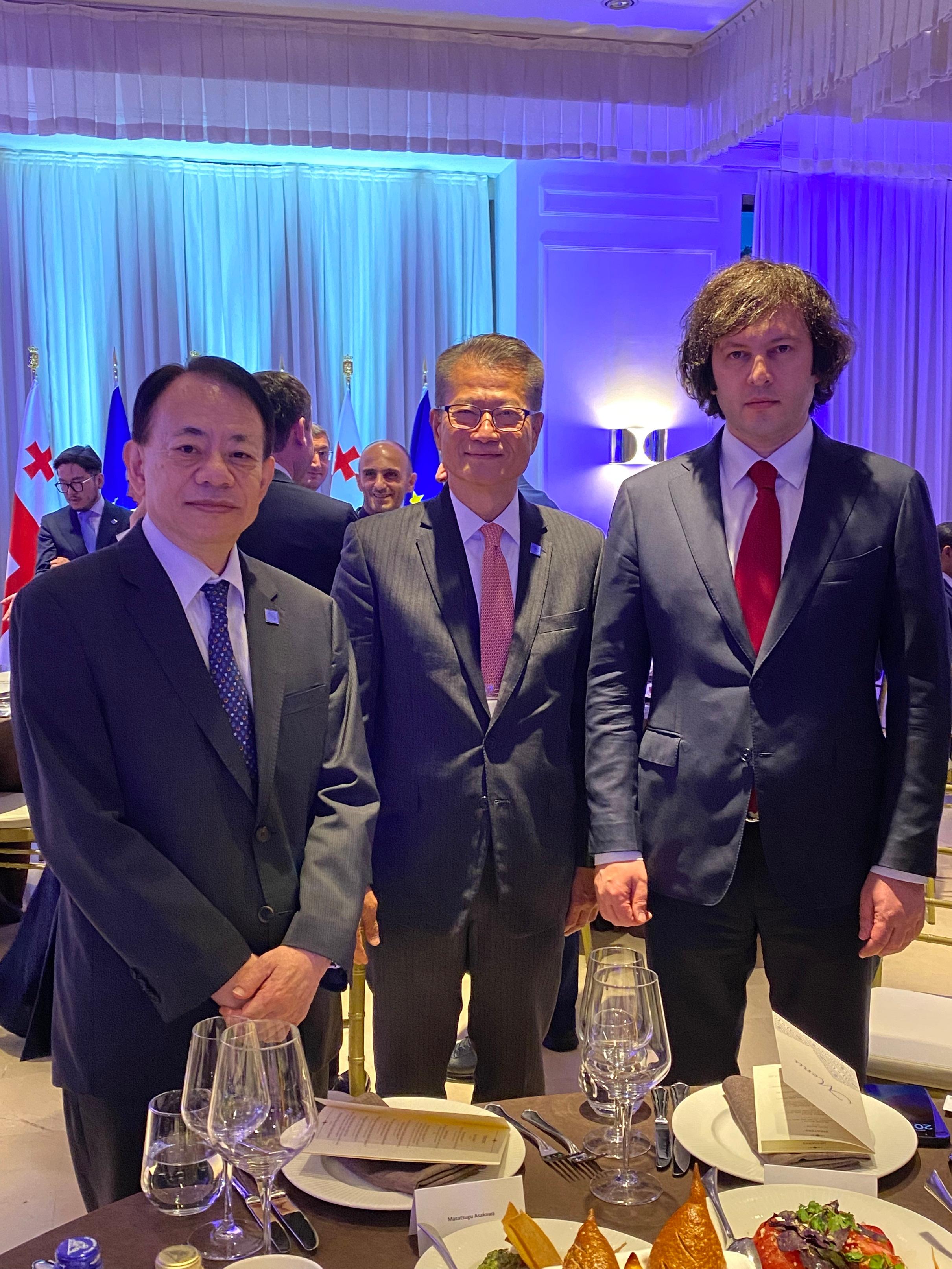 The Financial Secretary, Mr Paul Chan, continued his attendance yesterday (May 4, Tbilisi time) at the 57th Annual Meeting of the Board of Governors of the Asian Development Bank (ADB) in Tbilisi, Georgia. Photo shows Mr Chan (centre) attending the dinner hosted for the Board of Governors with the Prime Minister of Georgia, Mr Irakli Kobakhidze (right), and the President of the ADB, Mr Masatsugu Asakawa (left).
