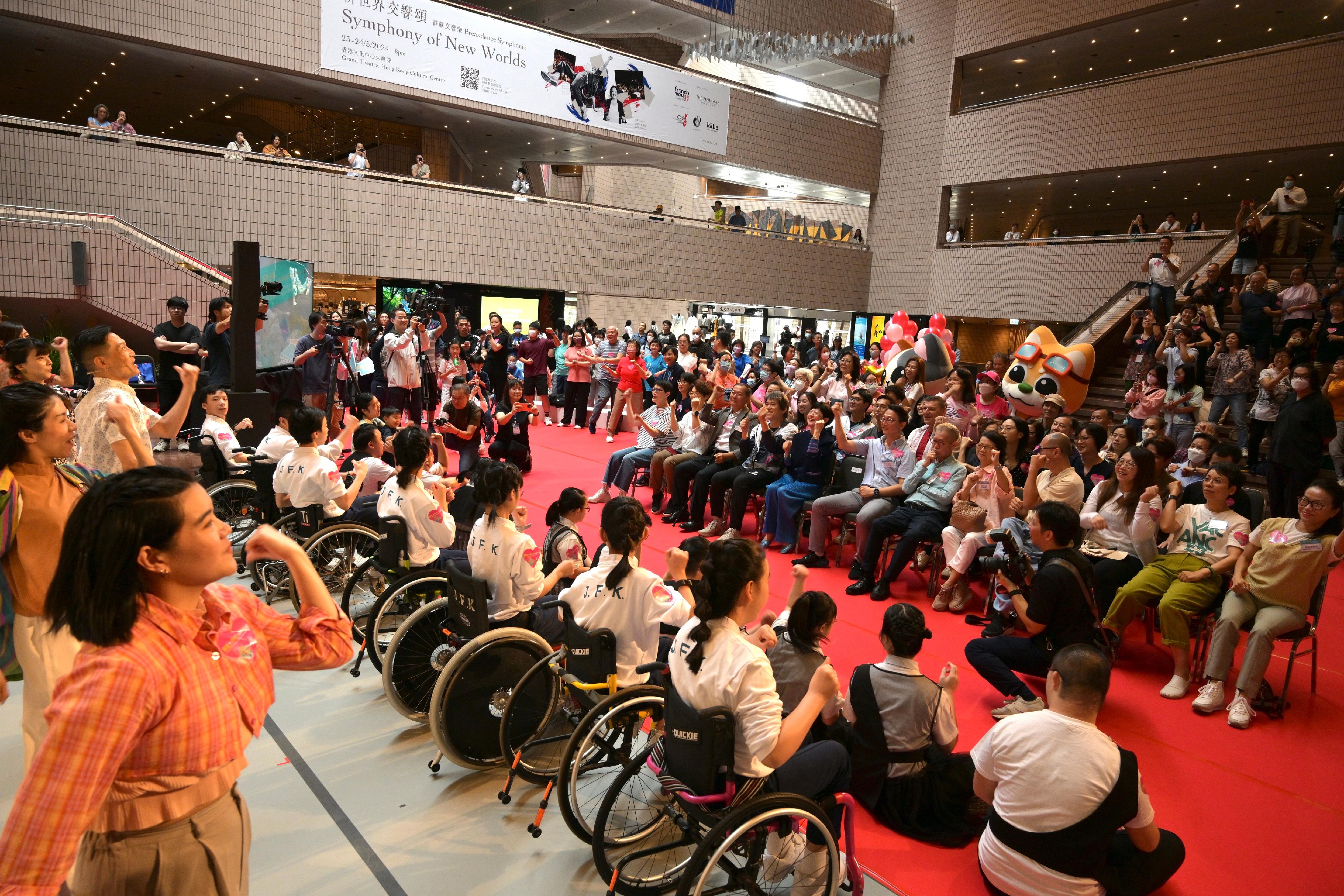 The "Dance for All" Community Care Inclusive Dance Scheme, organised by the Leisure and Cultural Services Department, was launched today (May 5). Photo shows the audience dancing together with the performers, fully showing the unity between disabled and non-disabled people.