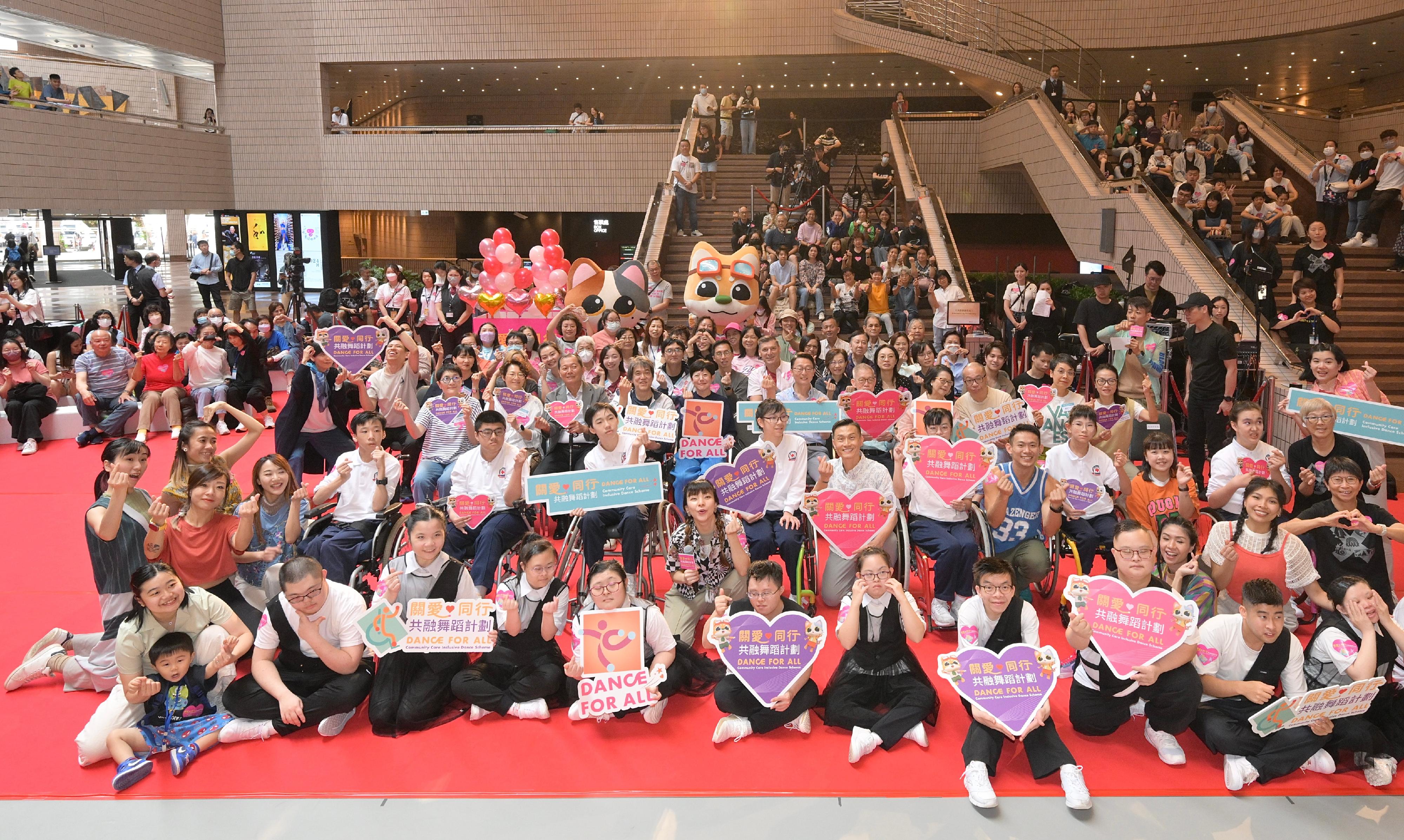 The "Dance for All" Community Care Inclusive Dance Scheme, organised by the Leisure and Cultural Services Department, was launched today (May 5). Approximately 1 000 people attended the kick-off ceremony and the performances that followed. Also among the audience were around 100 children with disabilities.
