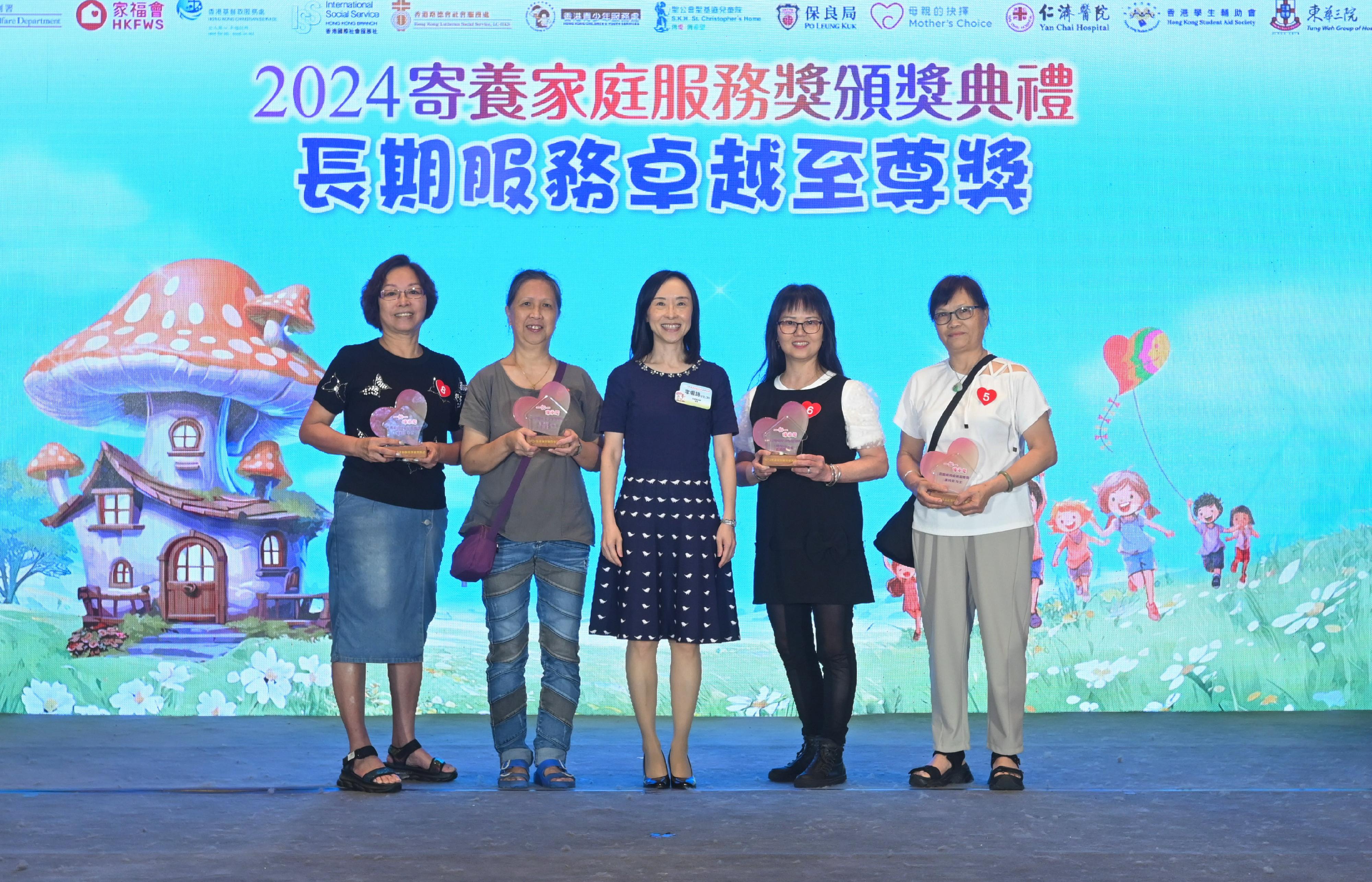 The Director of Social Welfare, Miss Charmaine Lee (centre), presented awards to foster families which have been providing foster care service for more than 25 years at the Foster Families Service Award Presentation Ceremony 2024 organised by the Social Welfare Department today (May 5).

