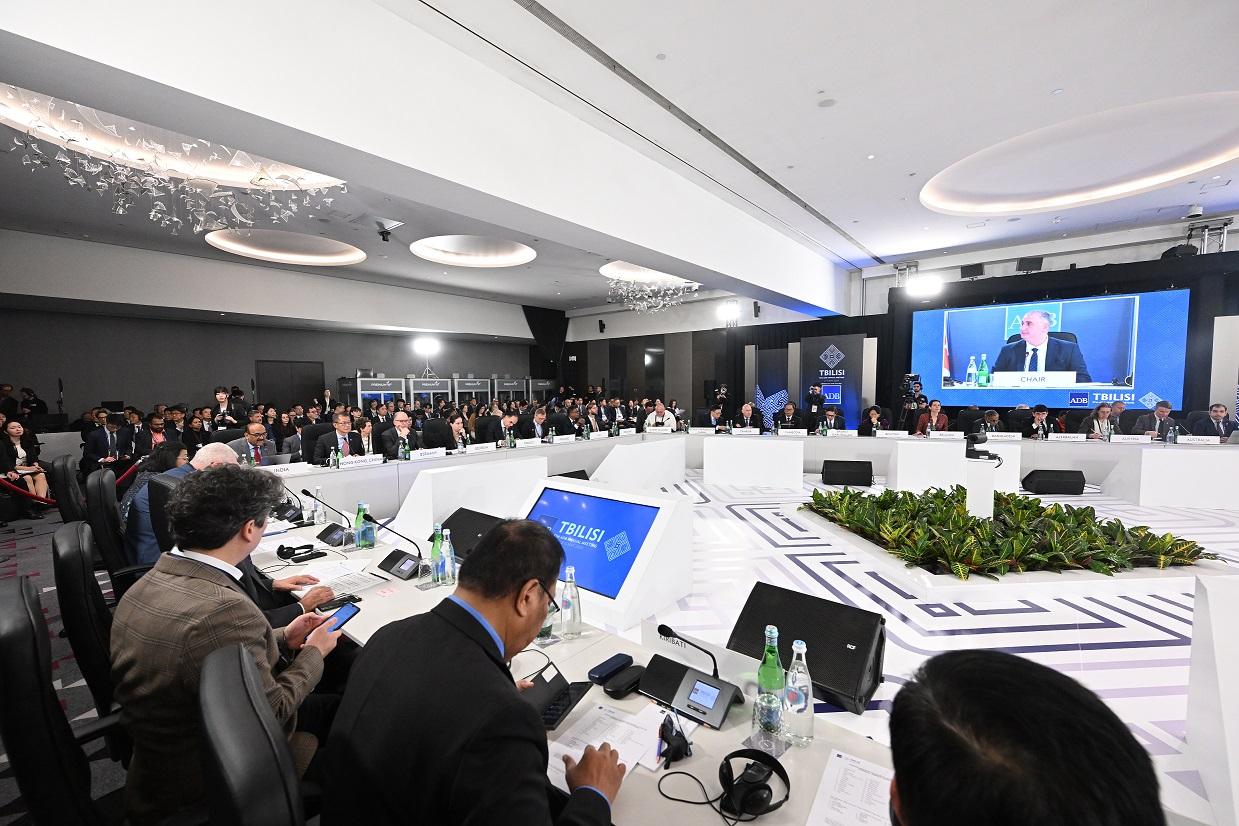 財政司司長陳茂波今日（第比利斯時間五月五日）早上在格魯吉亞第比利斯參與亞洲開發銀行（亞開行）理事會年會的業務會議。