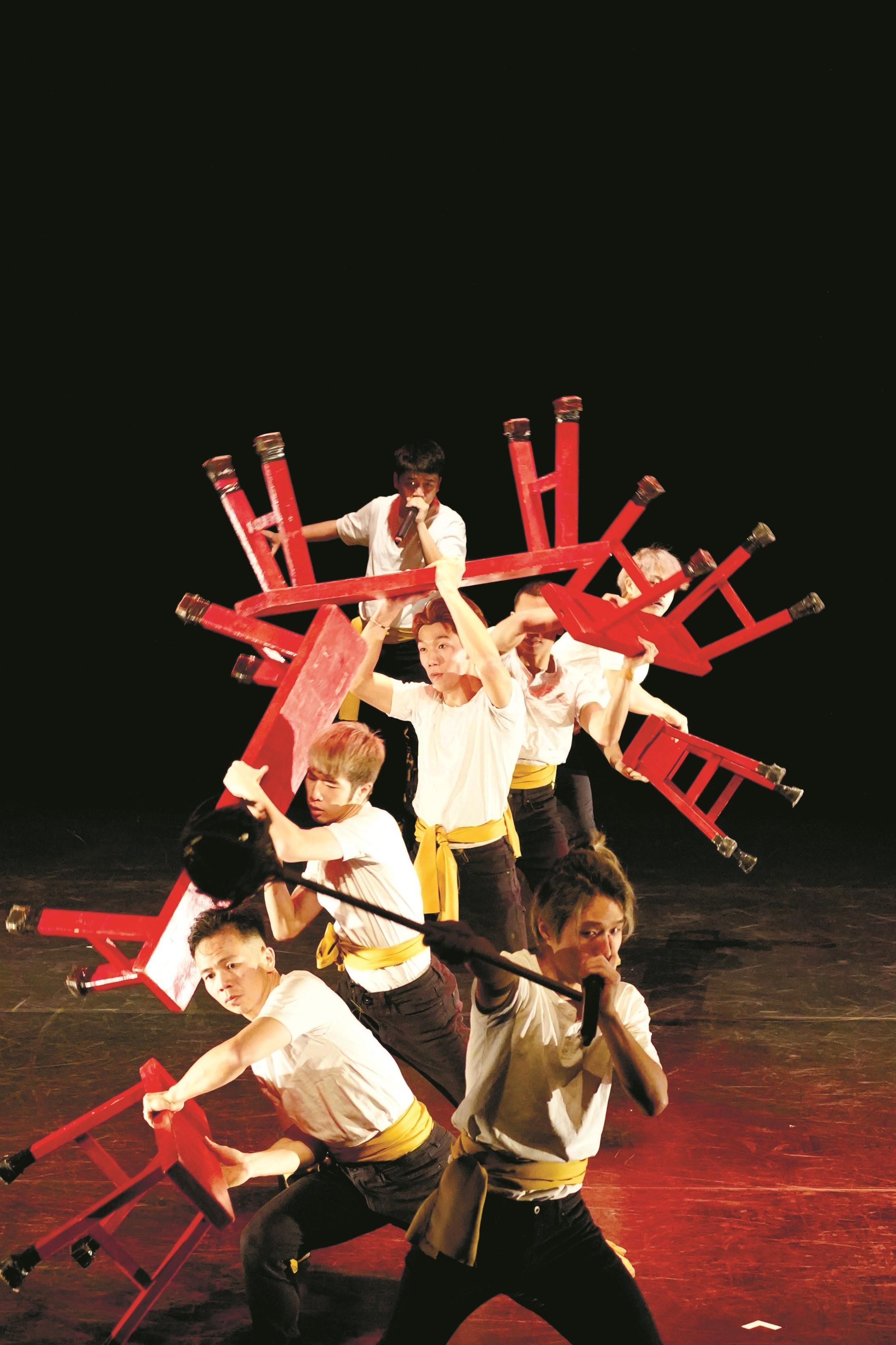 The Leisure and Cultural Services Department will present the Performing Arts Fun Day 2024 to be held at the Sha Tin Town Hall, the Tuen Mun Town Hall and the Tsuen Wan Town Hall from 2pm on May 12, 19 and June 2 (Sundays) respectively. Members of the public are welcome to visit and enjoy the performances and fringe activities presented by various talented local young artists and immerse themselves in the enchanting world of the performing arts. Arts group TS Crew will offer a contemporary dance and circus performance infused with elements of kung fu, Cantonese opera, dragon dance, lion dance, etc at the Performing Arts Fun Day 2024.