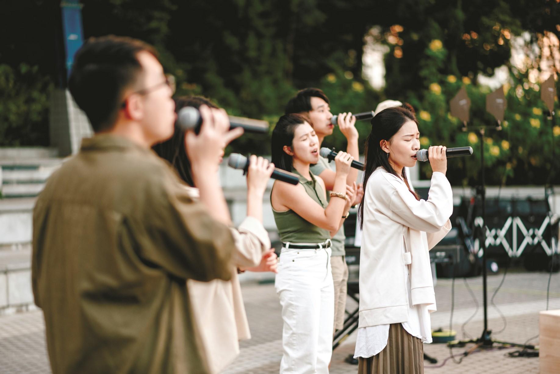 The Leisure and Cultural Services Department will present the Performing Arts Fun Day 2024 to be held at the Sha Tin Town Hall, the Tuen Mun Town Hall and the Tsuen Wan Town Hall from 2pm on May 12, 19 and June 2 (Sundays) respectively. Members of the public are welcome to visit and enjoy the performances and fringe activities presented by various talented local young artists and immerse themselves in the enchanting world of the performing arts. A cappella group Boonfaysau will perform both original and arranged works of different styles at the Performing Arts Fun Day 2024.