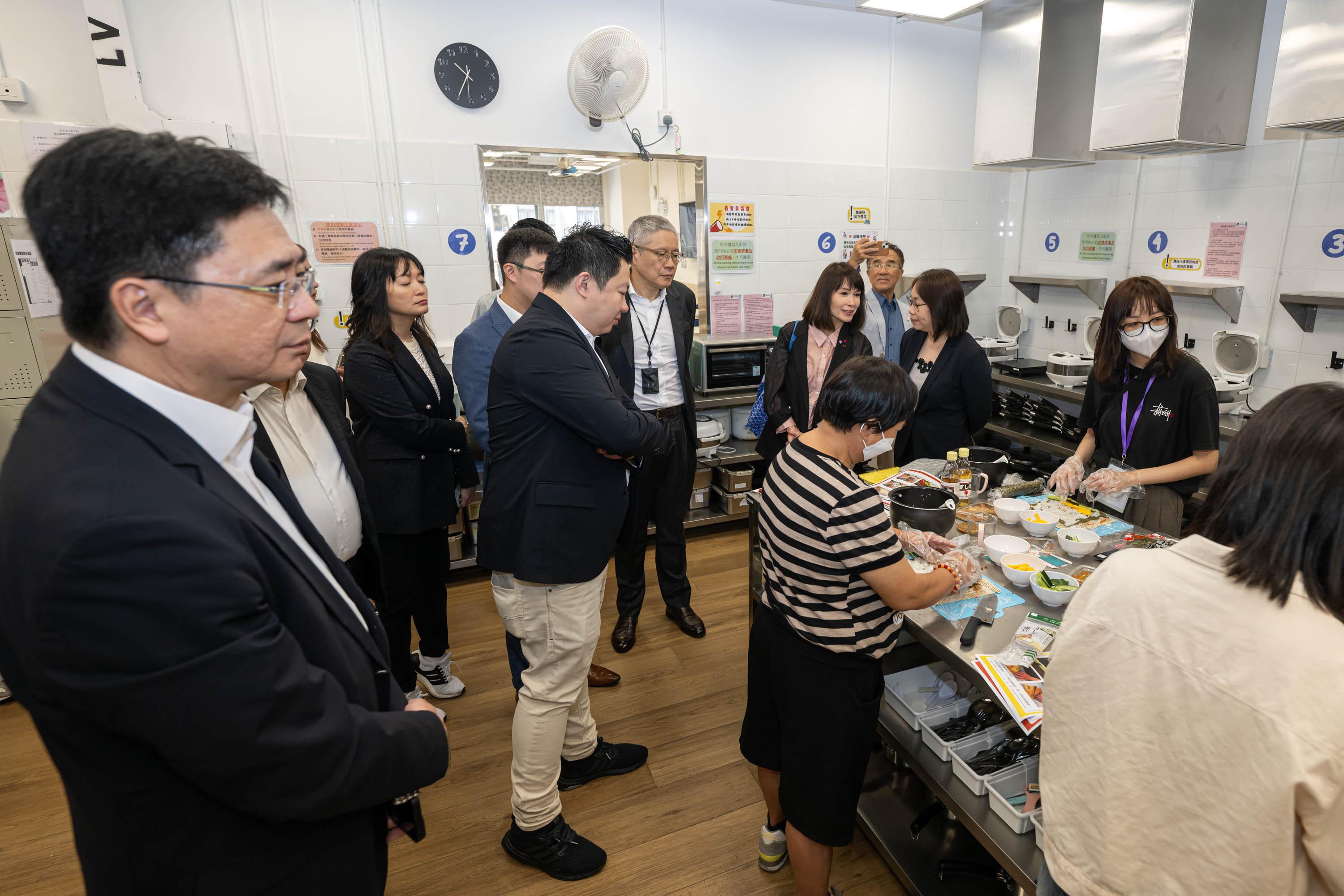 The Legislative Council (LegCo) Panel on Welfare Services visited the Sham Shui Po Community Living Room today (May 6). Photo shows the LegCo Panel on Welfare Services visiting the pantry of the Community Living Room.