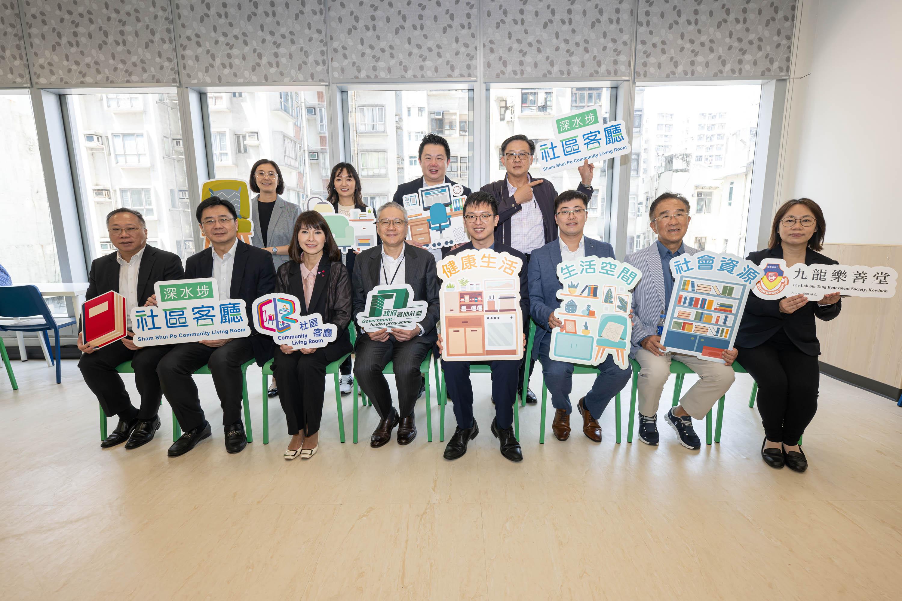 The Legislative Council (LegCo) Panel on Welfare Services visited the Sham Shui Po Community Living Room today (May 6). Photo shows the Chairman of the Panel on Welfare Services, Mr Peter Koon (front row, fourth left); the Deputy Chairman, Ms Doreen Kong (front row, third left); other LegCo Members; the Under Secretary for Labour and Welfare, Mr Ho Kai-ming (front row, fourth right), and representatives of the Lok Sin Tong Benevolent Society, Kowloon. 