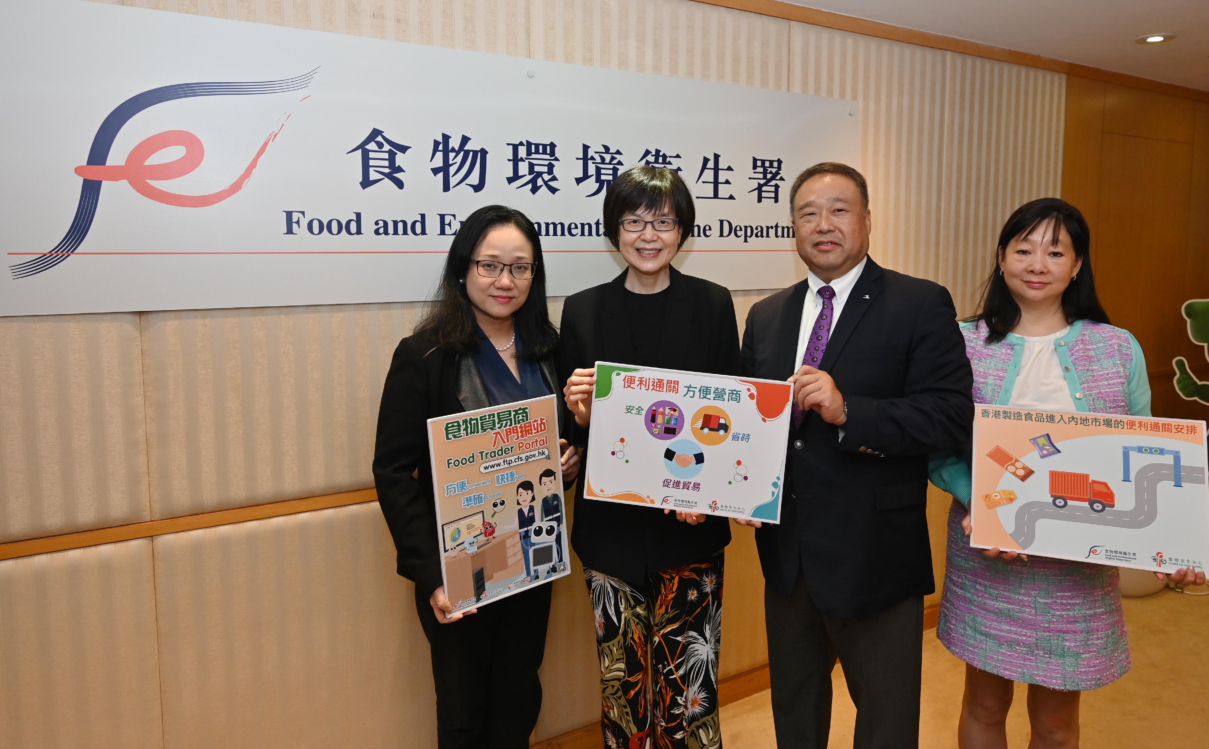 A spokesman for the Centre for Food Safety (CFS) of the Food and Environmental Hygiene Department stated today (May 7) that the new measure of the Cooperation Agreement on the Supervision of Safety and Facilitation of Customs Clearance of Food Products Manufactured in Hong Kong Exported to the Mainland will commence on May 21. Upon meeting specific requirements, Hong Kong-manufactured food products with satisfactory on-site inspection of the Mainland Customs that are still required to go through sampling and testing can be released upon completion of sampling without waiting for the results. The CFS has arranged briefings on details of the new measure for the local food trade. Photo shows the Permanent Secretary for Environment and Ecology (Food), Miss Vivian Lau (second left); the Controller of the CFS, Dr Christine Wong (first left); Executive Deputy Chairman of the Federation of Hong Kong Industries (FHKI) Mr Anthony Lam (second right); and the Director-General of the FHKI, Ms Bonnie Chan (first right), at a briefing.