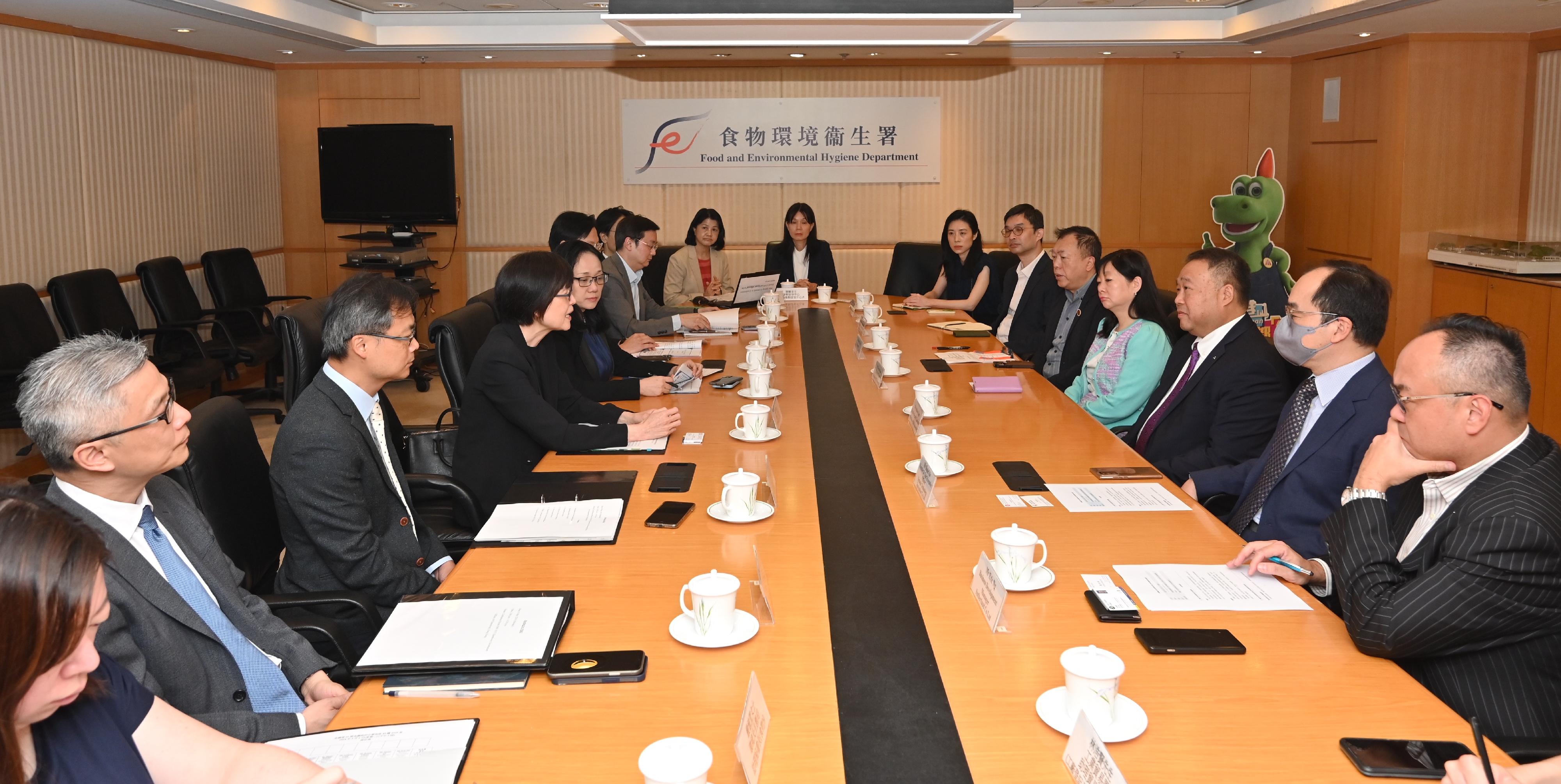 A spokesman for the Centre for Food Safety (CFS) of the Food and Environmental Hygiene Department stated today (May 7) that the new measure of the Cooperation Agreement on the Supervision of Safety and Facilitation of Customs Clearance of Food Products Manufactured in Hong Kong Exported to the Mainland will commence on May 21. Upon meeting specific requirements, Hong Kong-manufactured food products with satisfactory on-site inspection of the Mainland Customs that are still required to go through sampling and testing can be released upon completion of sampling without waiting for the results. The CFS has arranged briefings on details of the new measure for the local food trade.