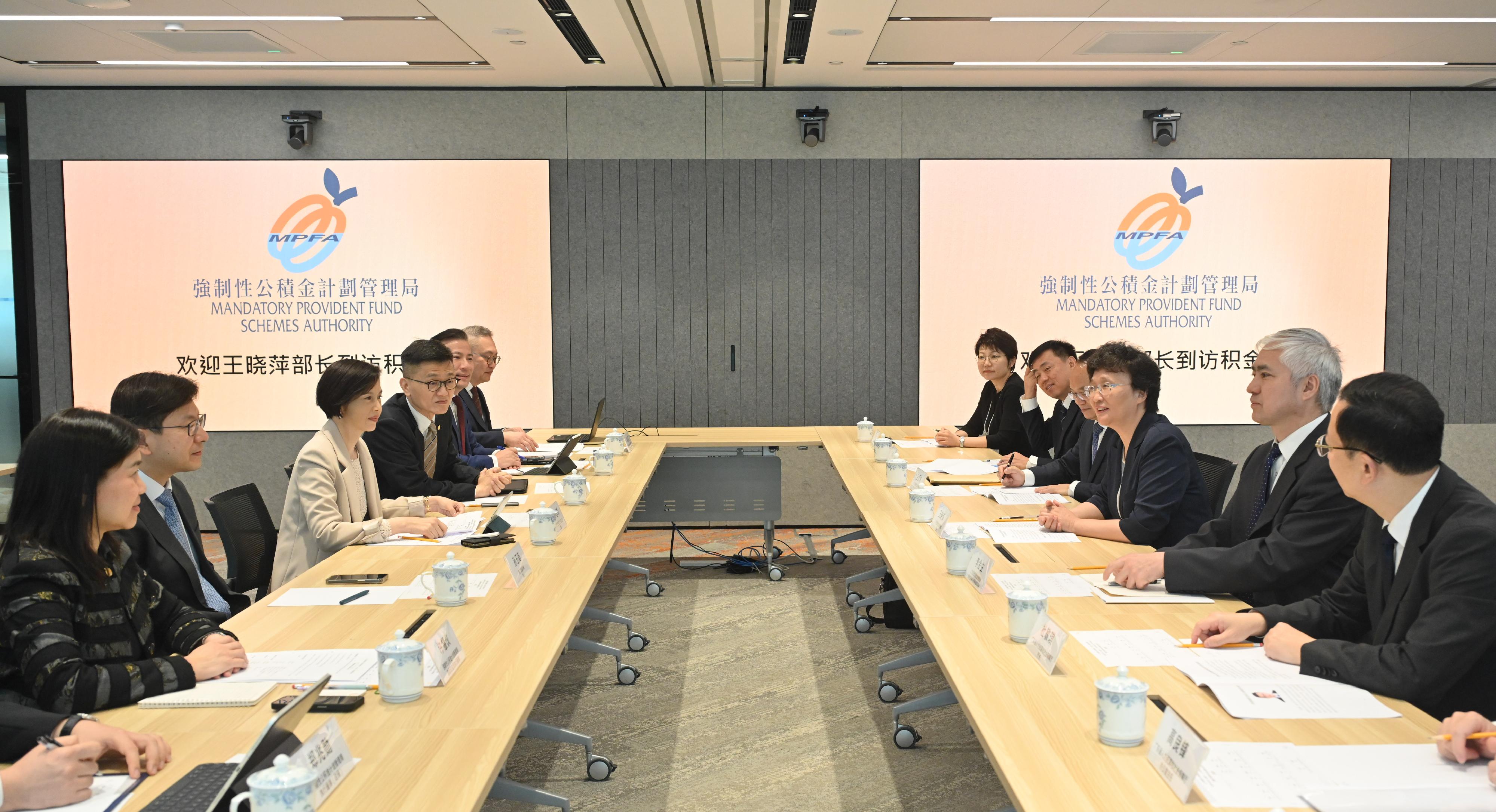 The Minister of Human Resources and Social Security, Ms Wang Xiaoping, visited the Mandatory Provident Fund Schemes Authority (MPFA) and the Construction Industry Recruitment Centre of the Labour Department yesterday (May 6) to get an update on Hong Kong’s retirement protection system and employment services. Photo shows Ms Wang (third right) meeting with the Secretary for Labour and Welfare, Mr Chris Sun (second left), and the Chairman of the MPFA, Mrs Ayesha Macpherson Lau (third left).