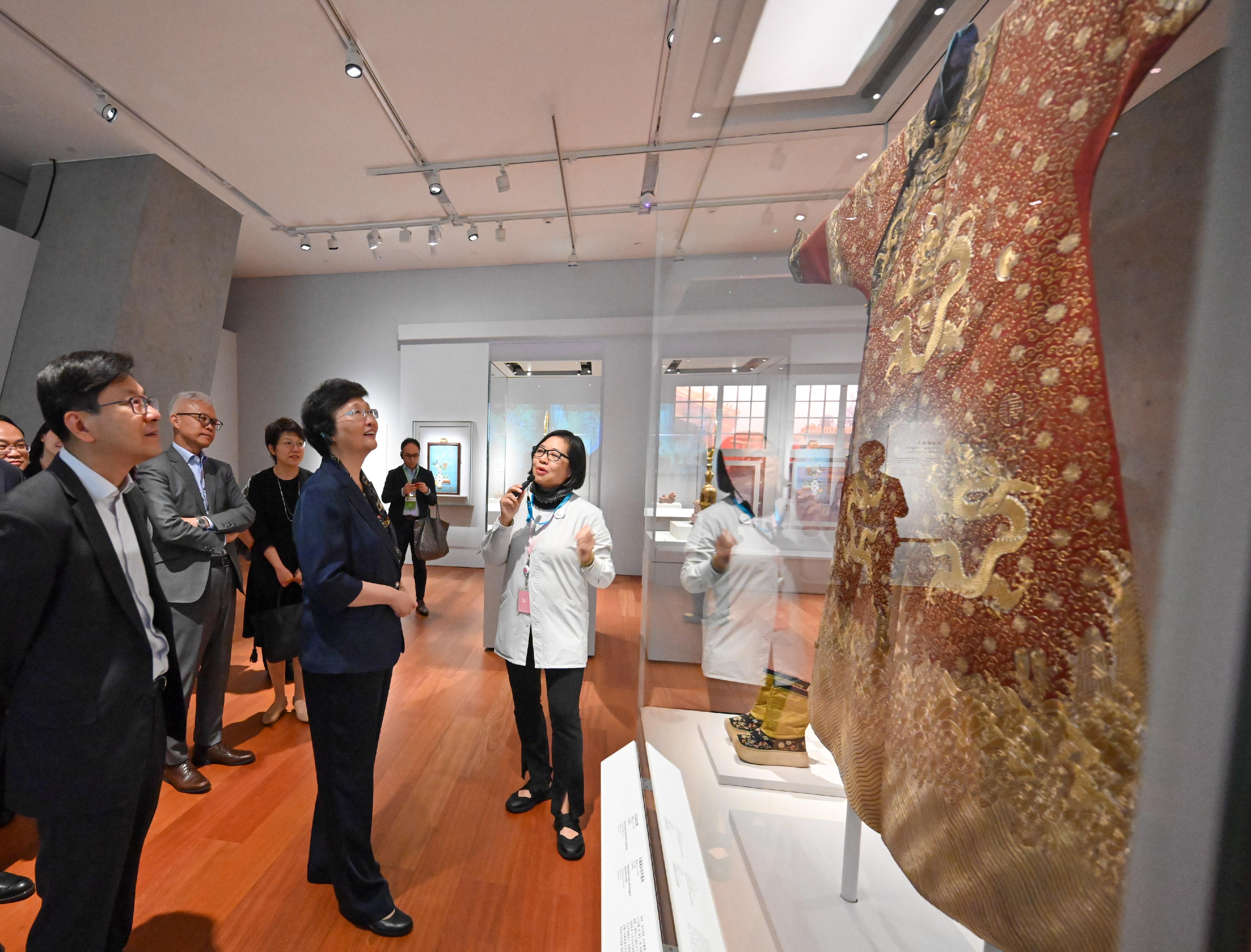 The Minister of Human Resources and Social Security, Ms Wang Xiaoping, visited the "YUAN MING YUAN - Art and Culture of an Imperial Garden-Palace" exhibition at the Hong Kong Palace Museum yesterday (May 6). The Chief Secretary for Administration, Mr Chan Kwok-ki, hosted a welcome dinner for Ms Wang as well as officials, guests and speakers visiting Hong Kong for the Global Talent Summit · Hong Kong. Photo shows Ms Wang (front row, centre), accompanied by the Secretary for Labour and Welfare, Mr Chris Sun (front row, left), touring the exhibition.